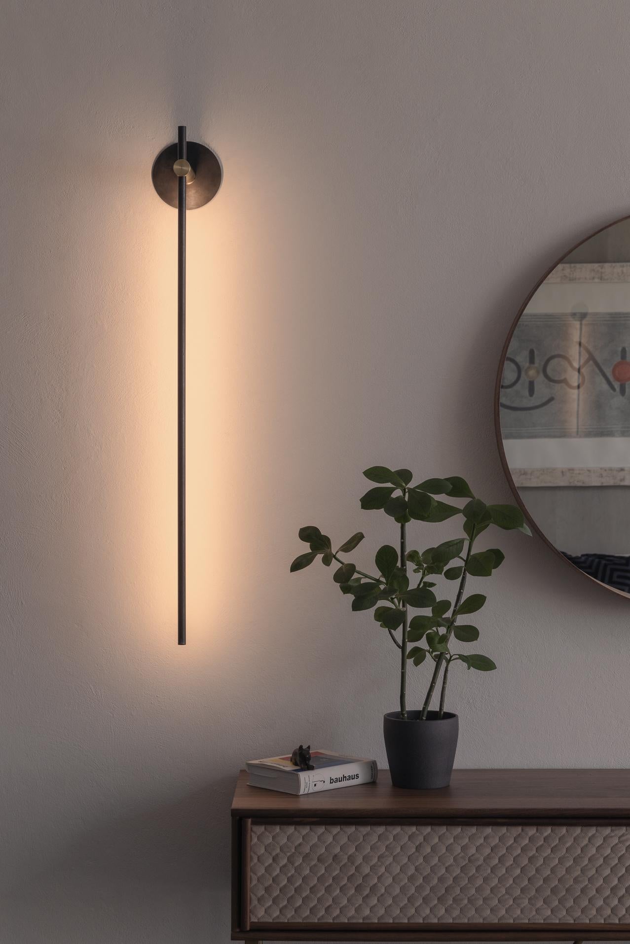 Aplique de pared de interior Alondra en acero ennegrecido y latón by Nuumbra Siglo XXI y contemporáneo en venta