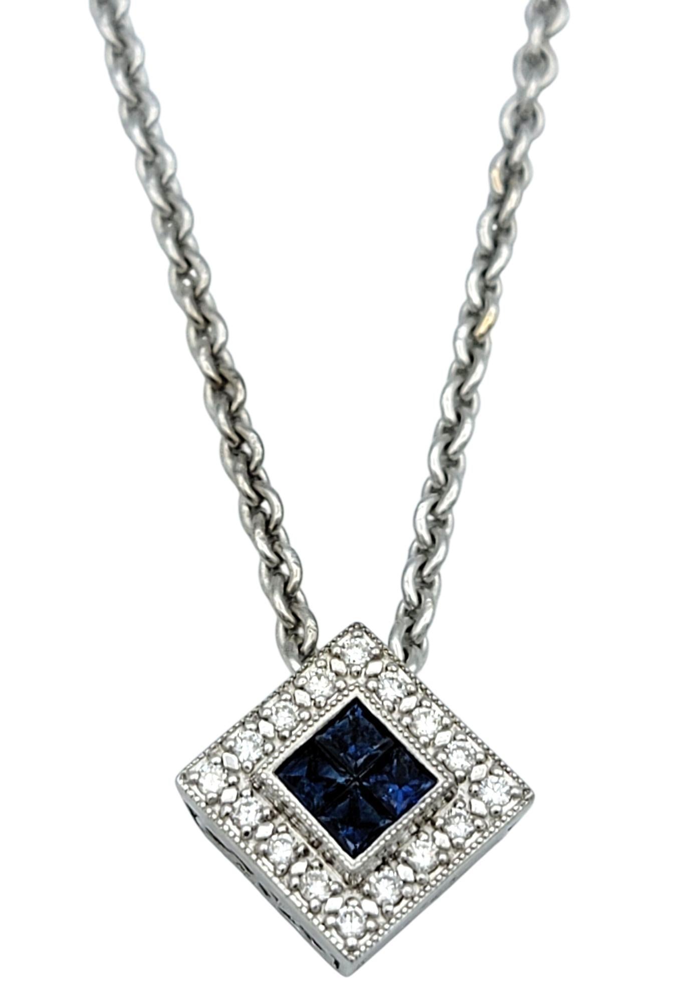 Cet élégant collier créé par Eleg pour Charriol présente un pendentif carré moderne qui allie sophistication classique et modernité. En son centre, quatre saphirs bleus naturels de taille princesse sont invisiblement sertis pour former un point