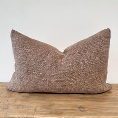 Cuscino Alora in lino a trama pesante con inserto in piuma d'oca in Havane 25 x 25