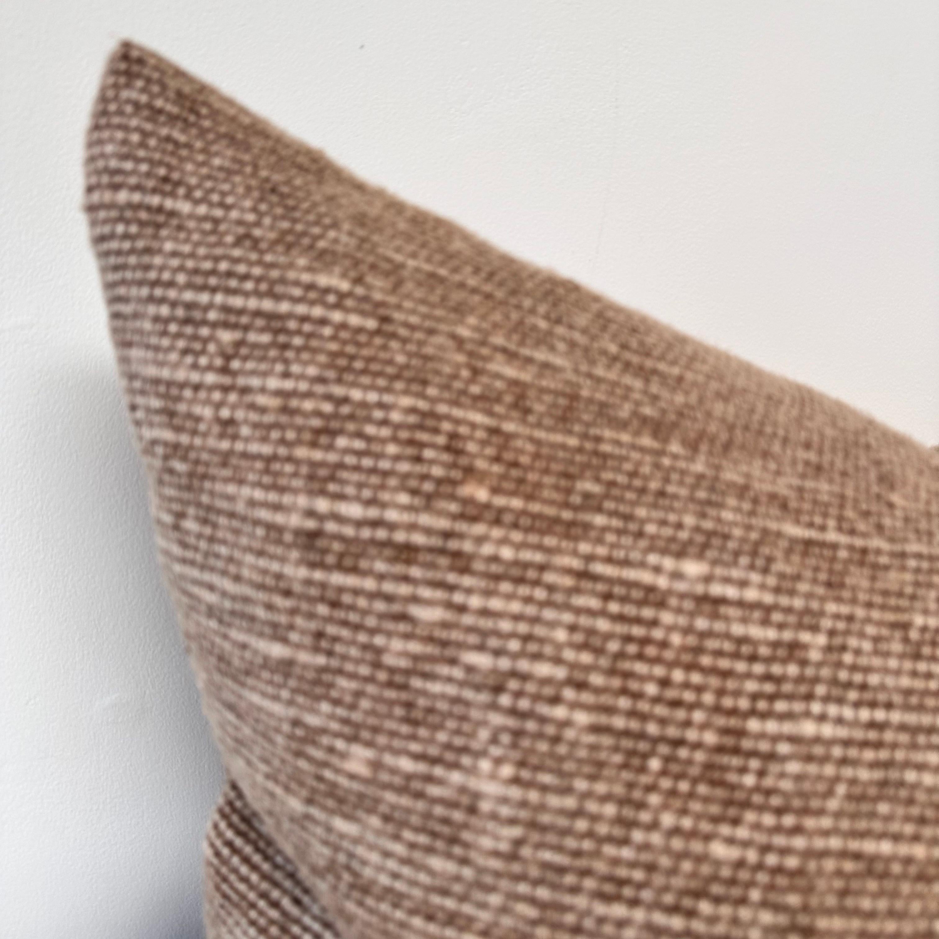 Organico moderno Cuscino Alora in lino a trama pesante con inserto in piuma d'oca in Havane 25 x 25 in vendita