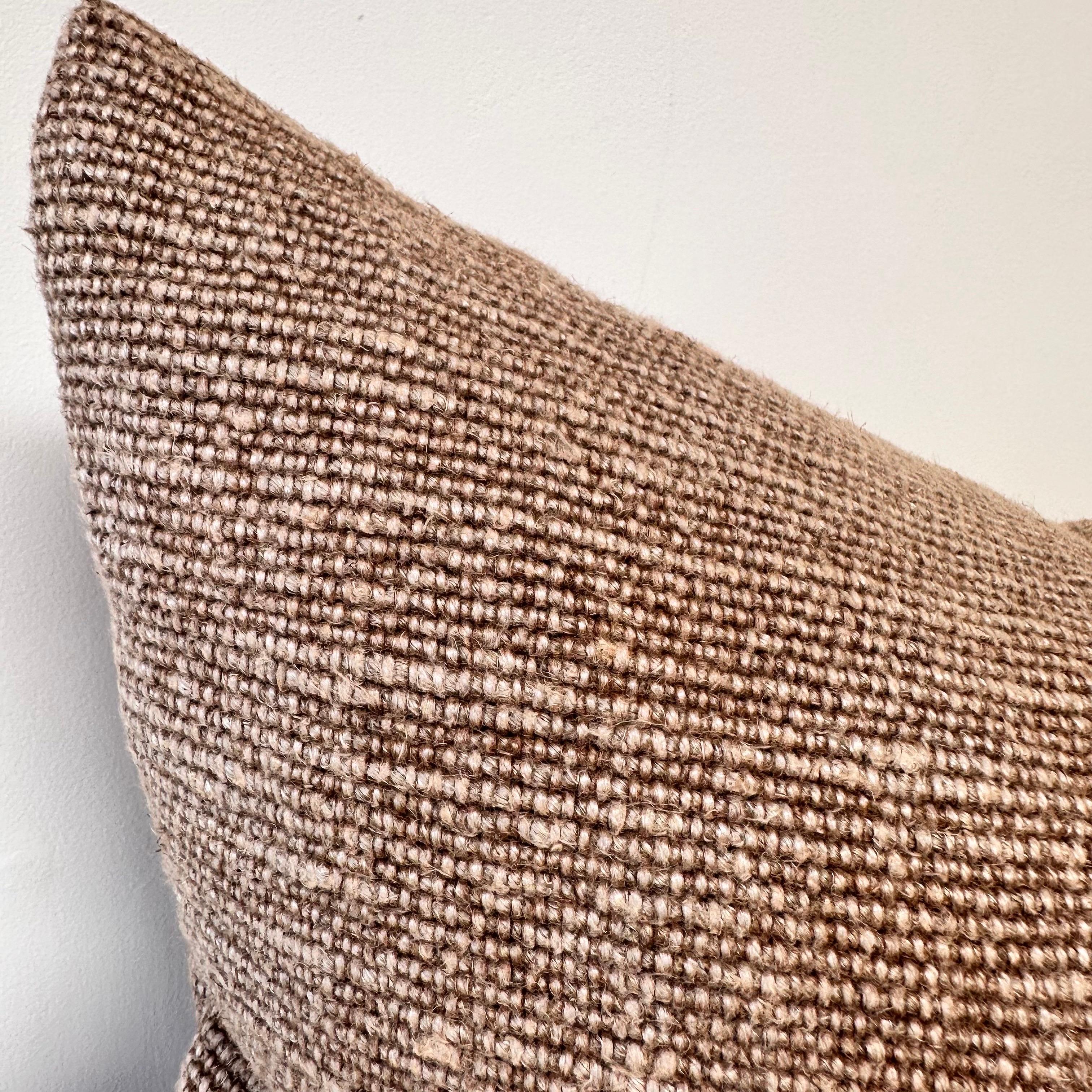 Belga Cuscino Alora in lino a trama pesante con inserto in piuma d'oca in Havane 25 x 25 in vendita