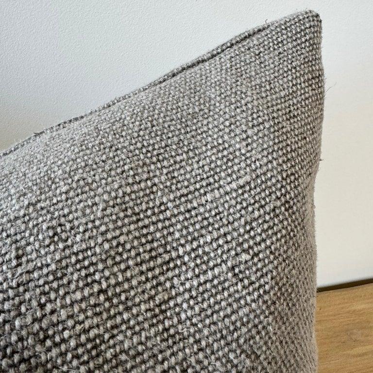 La nostra ultima collezione è il lino Ellen Stonewashed.

Realizzato in lino pesante, con una grammatura di 40,3 once per metro.

Tinto a pigmento, cucito con cerniera in ottone antico e bordo overlock.

Forse la nostra collezione di biancheria più