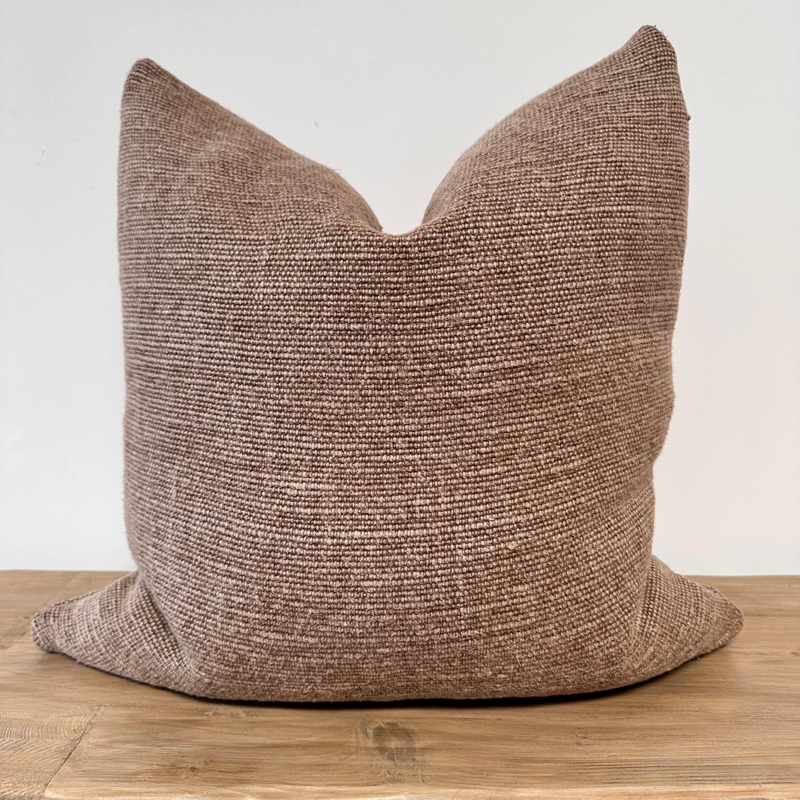 Collection'S Alora Stonewashed Linen Hergestellt aus schwerem, gewebtem Leinen, mit 40,3 oz pro Yard.

Pigmentgefärbt, mit einem Reißverschluss aus antikem Messing genäht und mit einer Overlock-Kante versehen. Unsere wohl begehrteste