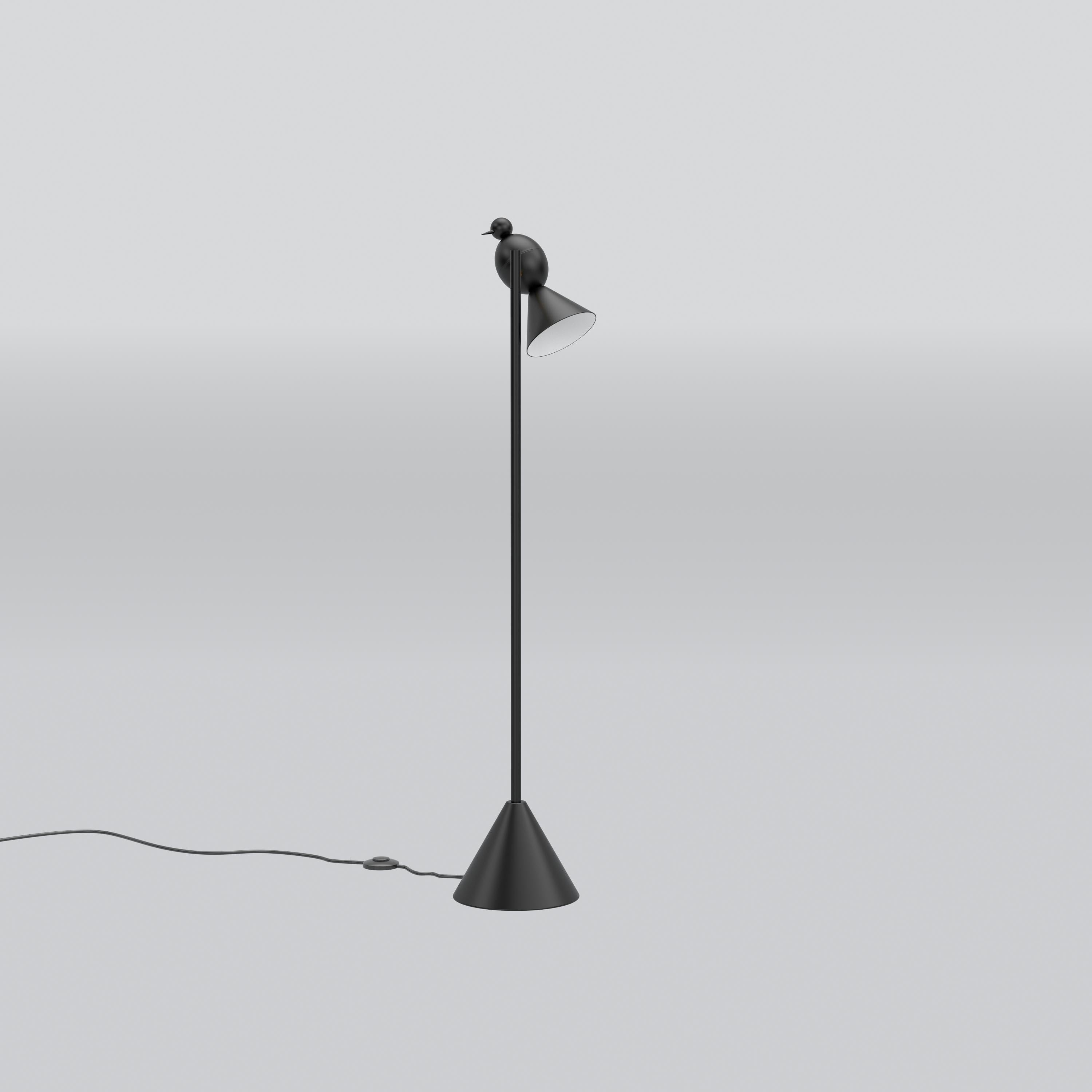 Lámpara de pie Alouette 1 Bird de Atelier Areti
Dimensiones: P 20 x An 20 x Al 100 cm.
Materiales: Metal con recubrimiento en polvo.

Disponible en versiones negra, blanca o de color.
También disponible con reflector de latón.

Todas nuestras
