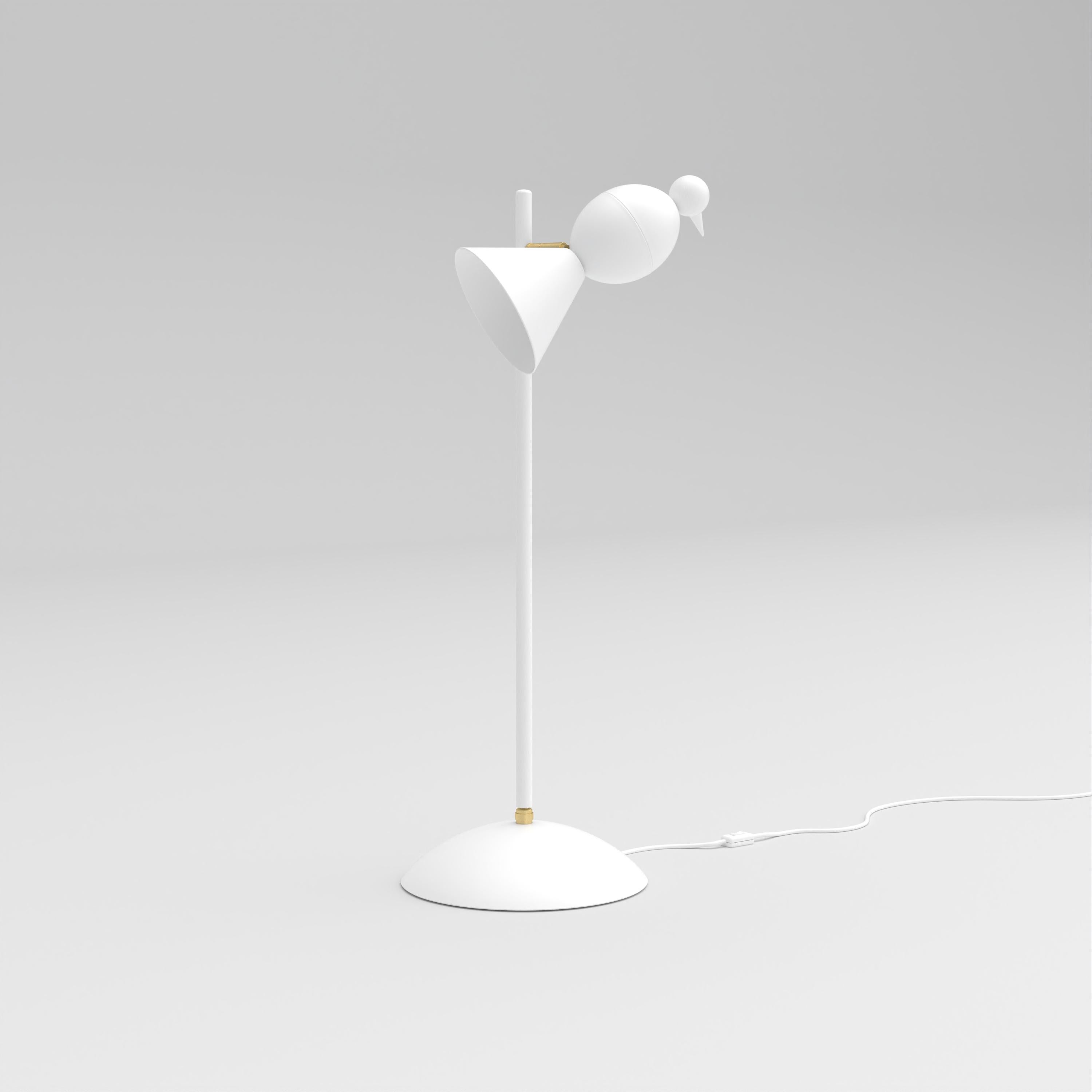 Lámpara de escritorio Alouette de Atelier Areti
Dimensiones: P 22 x An 22 x Al 45 cm.
Materiales: Metal con recubrimiento en polvo.

Disponible en versiones negra, blanca o de color.
También disponible con reflector de latón.

Todas nuestras
