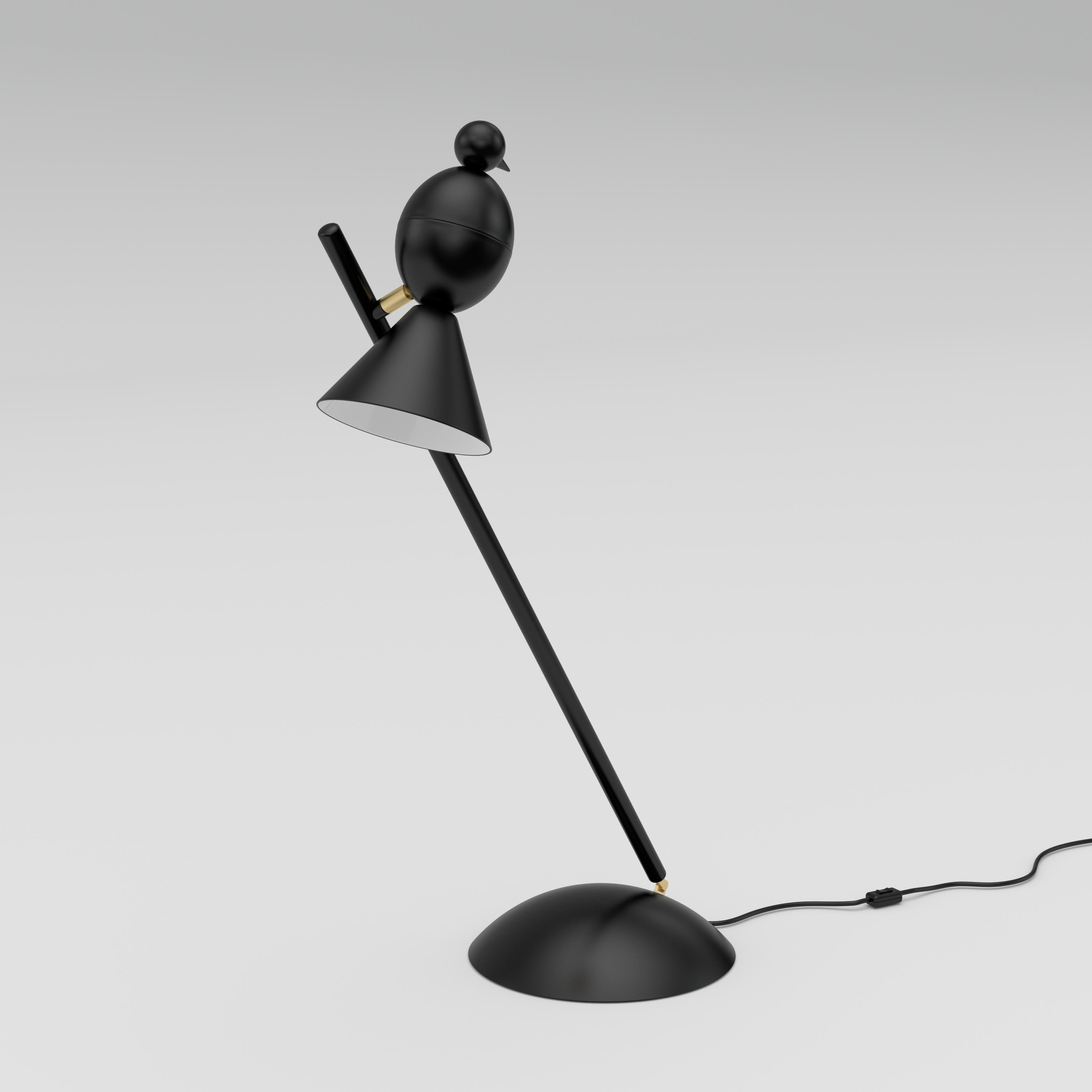 Alouette Schrägstrich-Schreibtischleuchte von Atelier Areti
Abmessungen: T 22 x B 46 x H 40 cm.
MATERIALIEN: Pulverbeschichtetes Metall.

Erhältlich in schwarzer, weißer oder farbiger Ausführung.
Auch mit Messingreflektor erhältlich.

Alle unsere