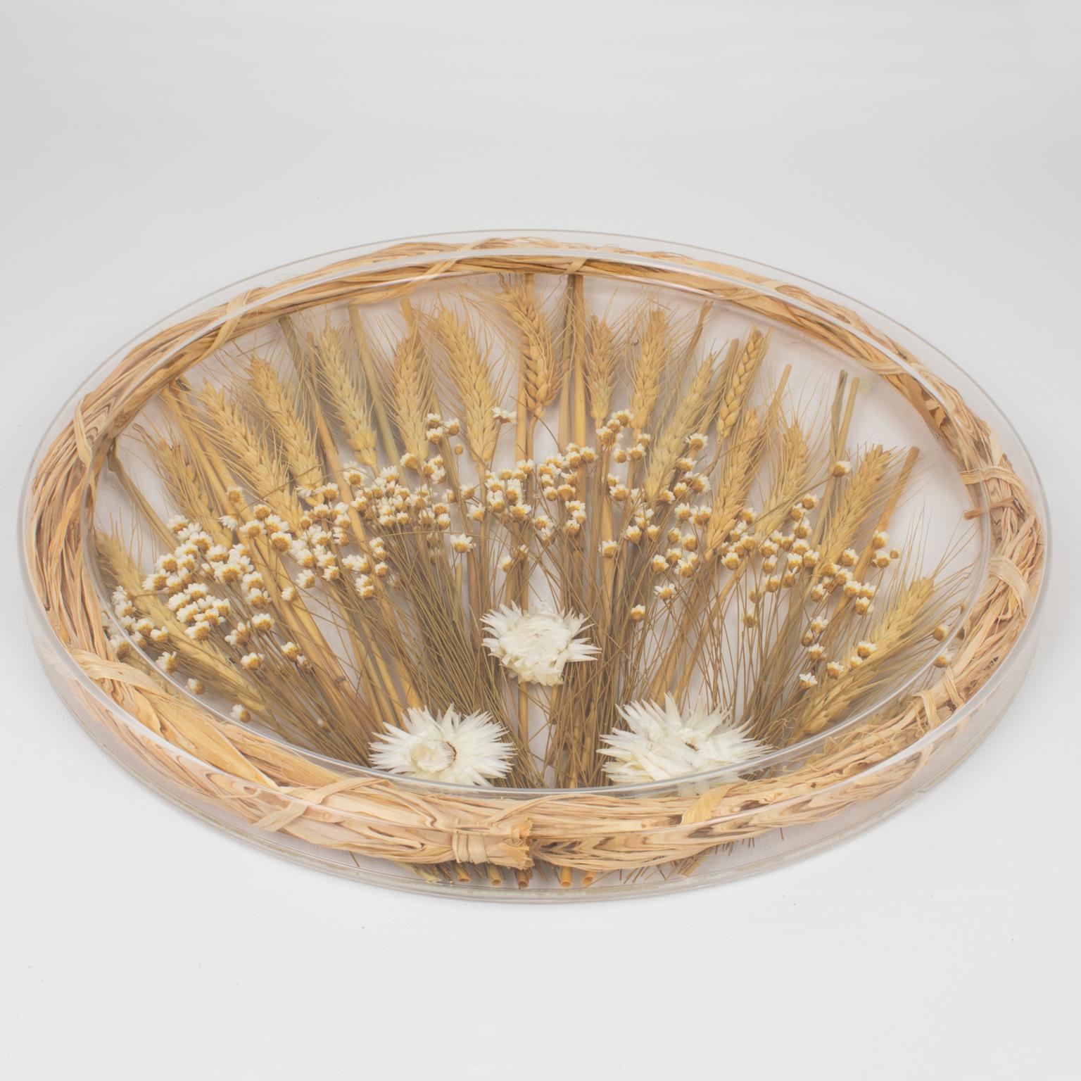 Se trata de una preciosa bandeja para servir diseñada por Alpac Creations, Francia, en la década de 1980. Esta tabla o fuente tiene forma redondeada y bordes elevados. 
La fuente tiene un toque natural y orgánico. Está hecha de Lucite transparente o