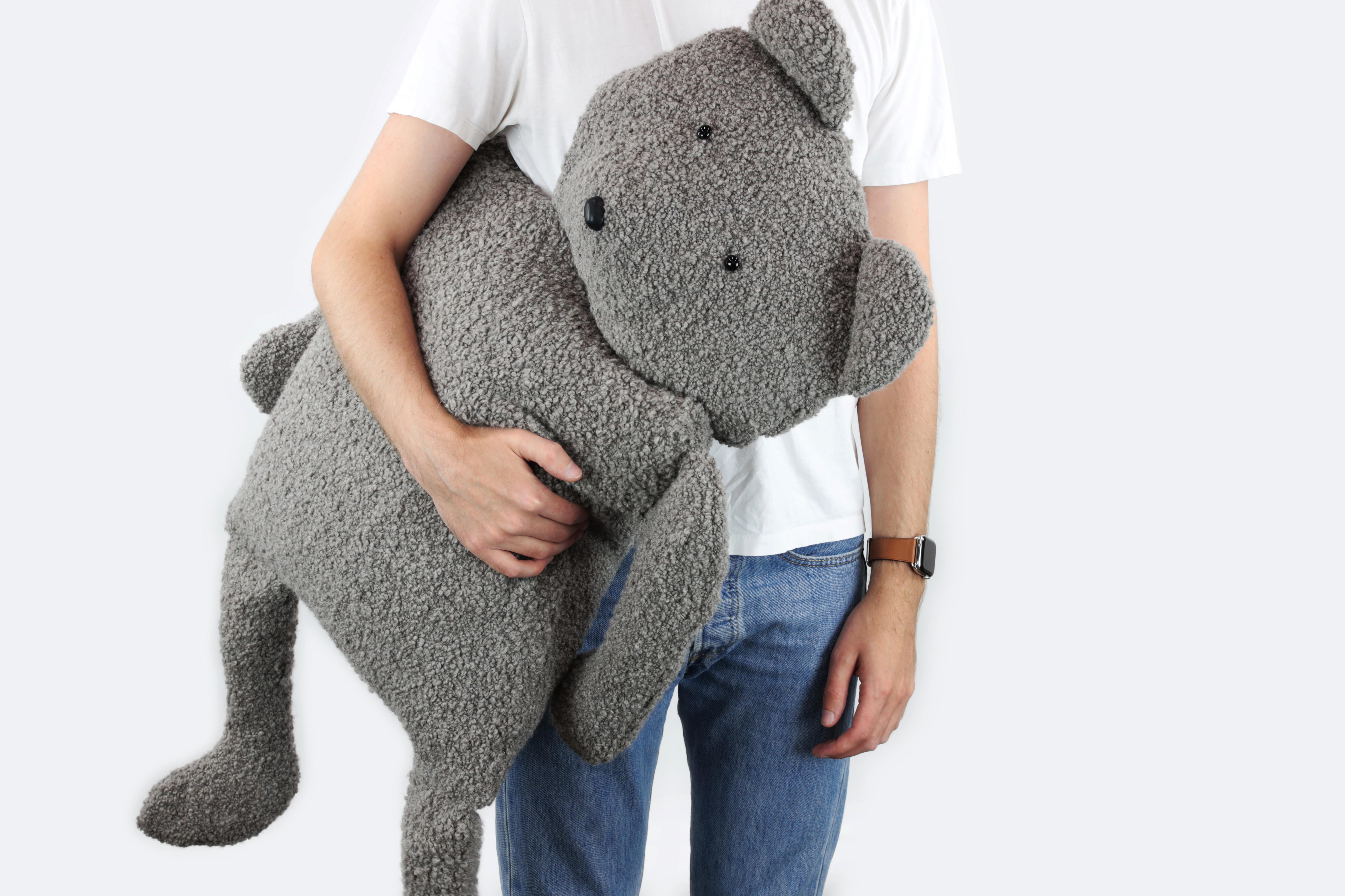 Oreiller en Alpaga Bouclé Bear Buddy de Christopher Kreiling Neuf - En vente à Los Angeles, CA