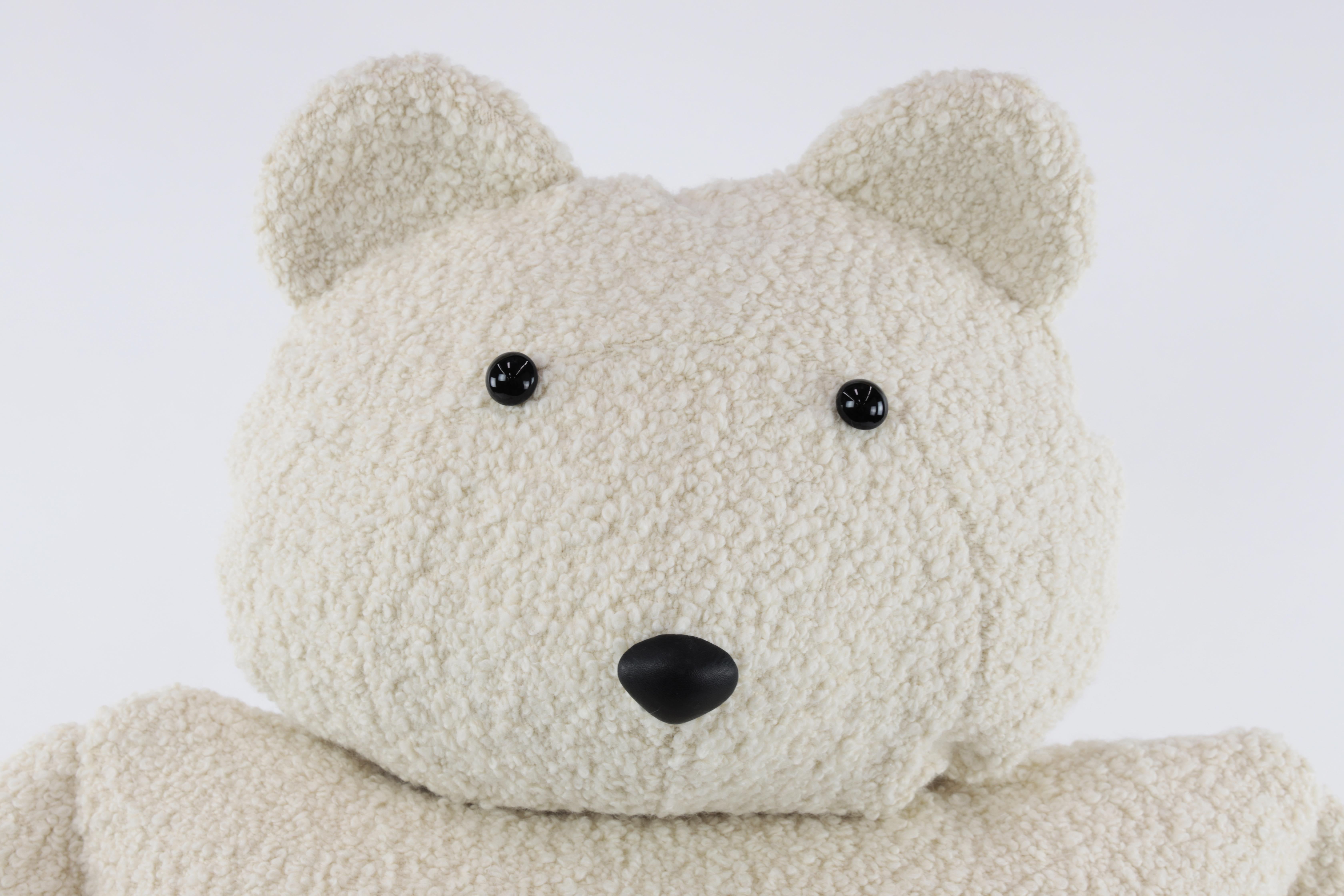 XXIe siècle et contemporain Coussin en Alpaga Bouclé Polar Bear Buddy de Christopher Kreiling en vente