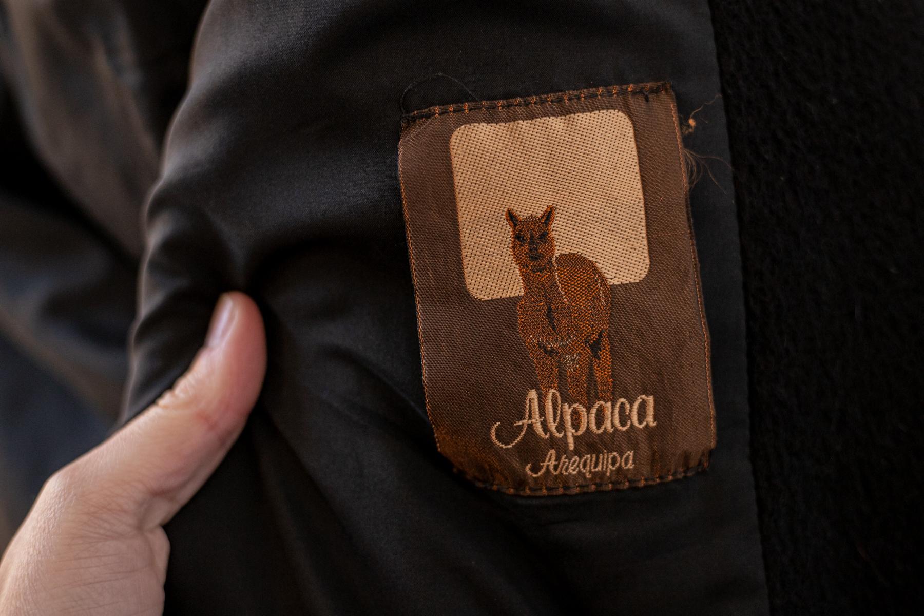 Magnifique manteau vintage en laine d'alpaga des années 1990, avec son étiquette d'origine.
Le manteau présente une silhouette droite et surdimensionnée avec des manches longues. Entièrement en laine d'Alpaga, qui est très douce et chaude.
Il est