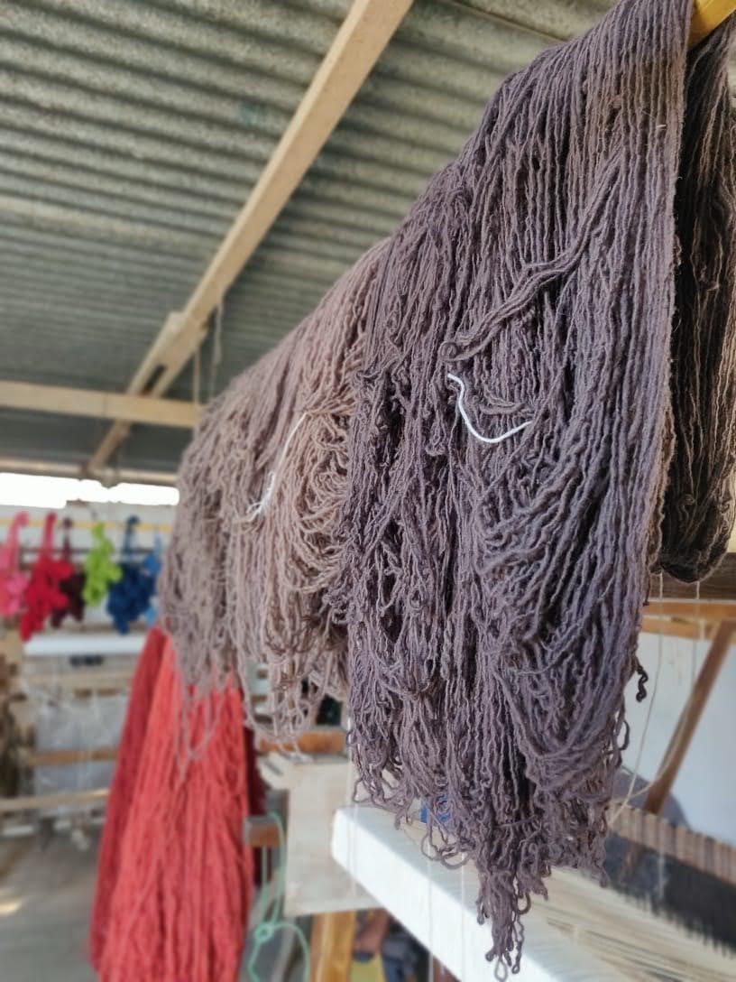 Péruvien Couverture en laine d'alpaga marron tissée à la main par Frida & Blu en vente