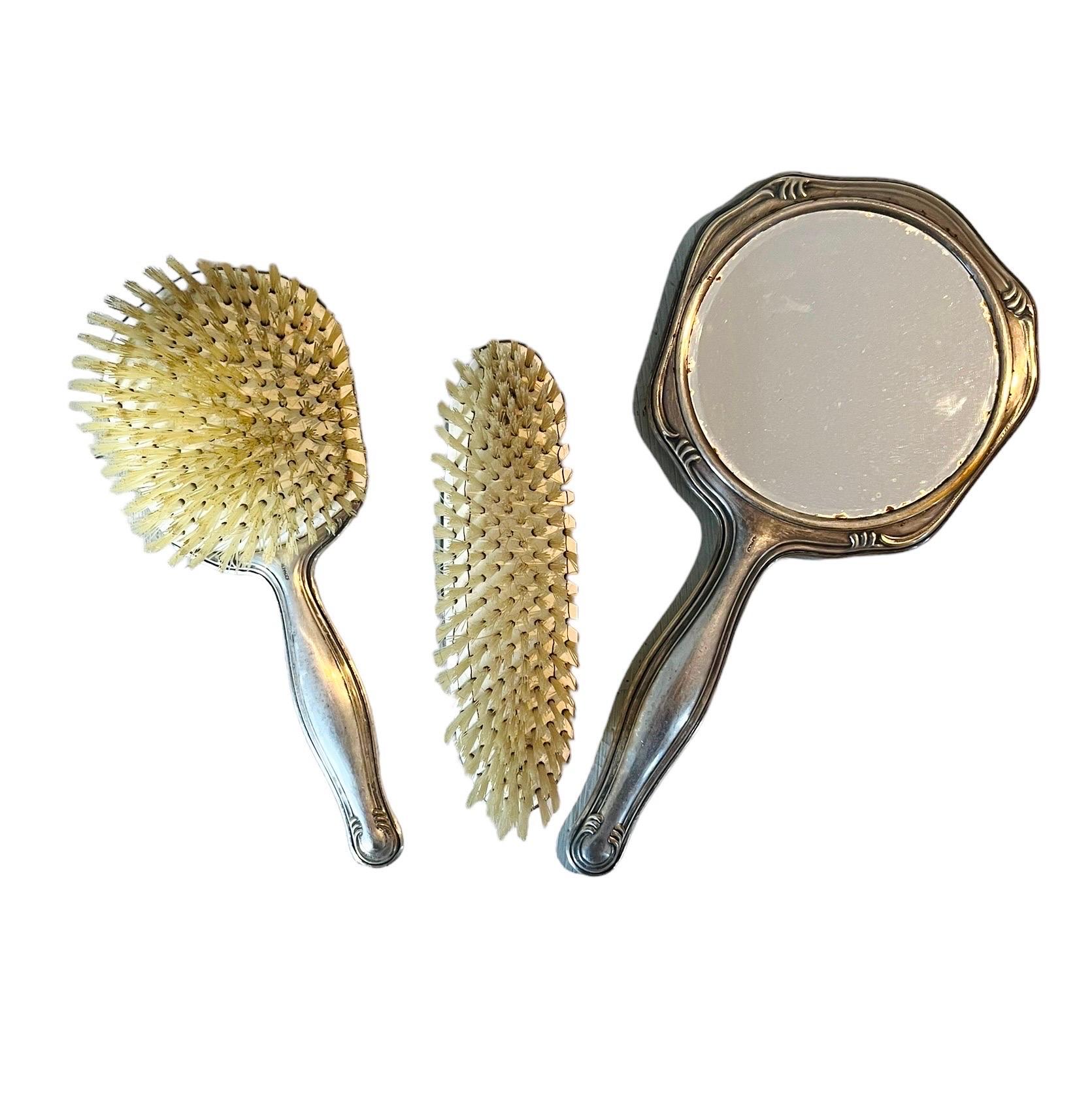 Very pretty toiletry set in silver metal with chiseled decoration of foliage scrolls with guilloche background including a mirror called 
