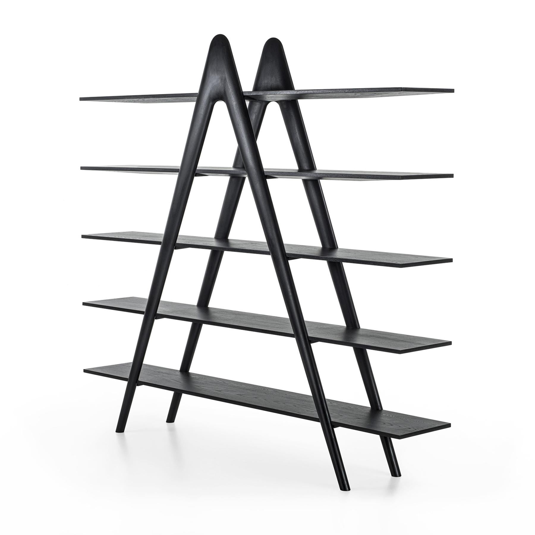 Bibliothèque Alpha Black Oak avec toute la structure et les étagères en
chêne massif teinté en finition noire, chêne pigmenté noir. Étagères
soutenu par une forme verticale Alpha. Cette bibliothèque peut être
également utilisé comme séparateur de
