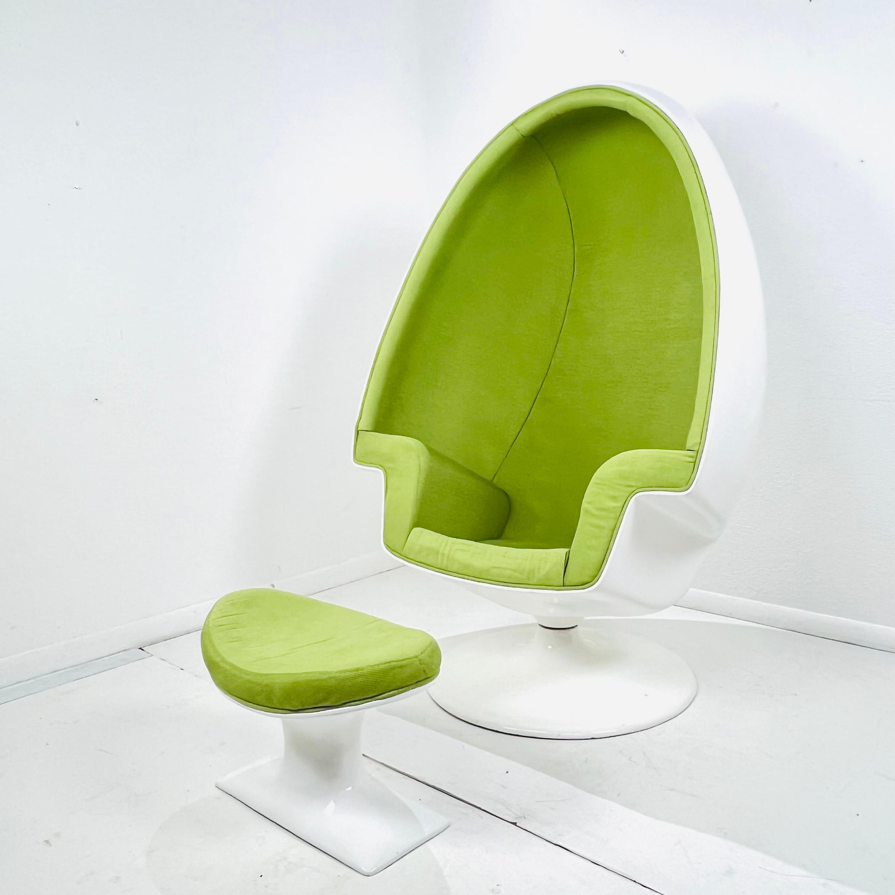 Alpha Egg Chair with Ottoman in the Style of Lee West In Good Condition For Sale In Dallas, TX