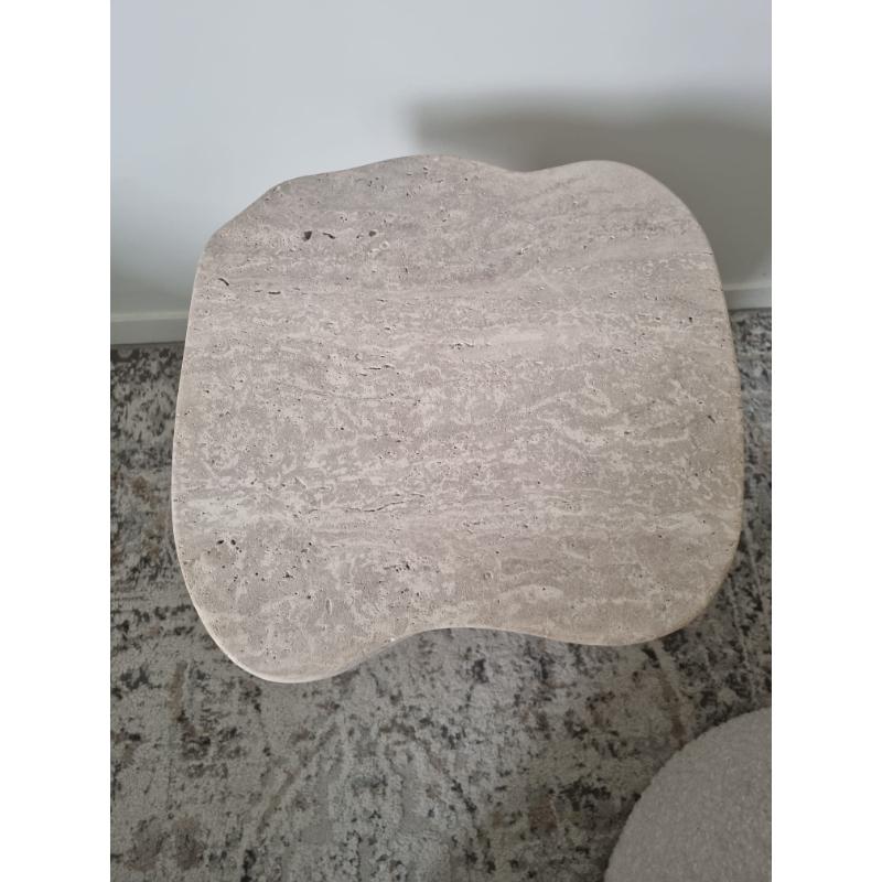 Postmoderno Tavolino quadrato in travertino Organic Top 40 Muted Beige di Beije Avenue in vendita