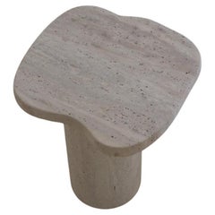 Tavolino quadrato in travertino Organic Top 40 Muted Beige di Beije Avenue
