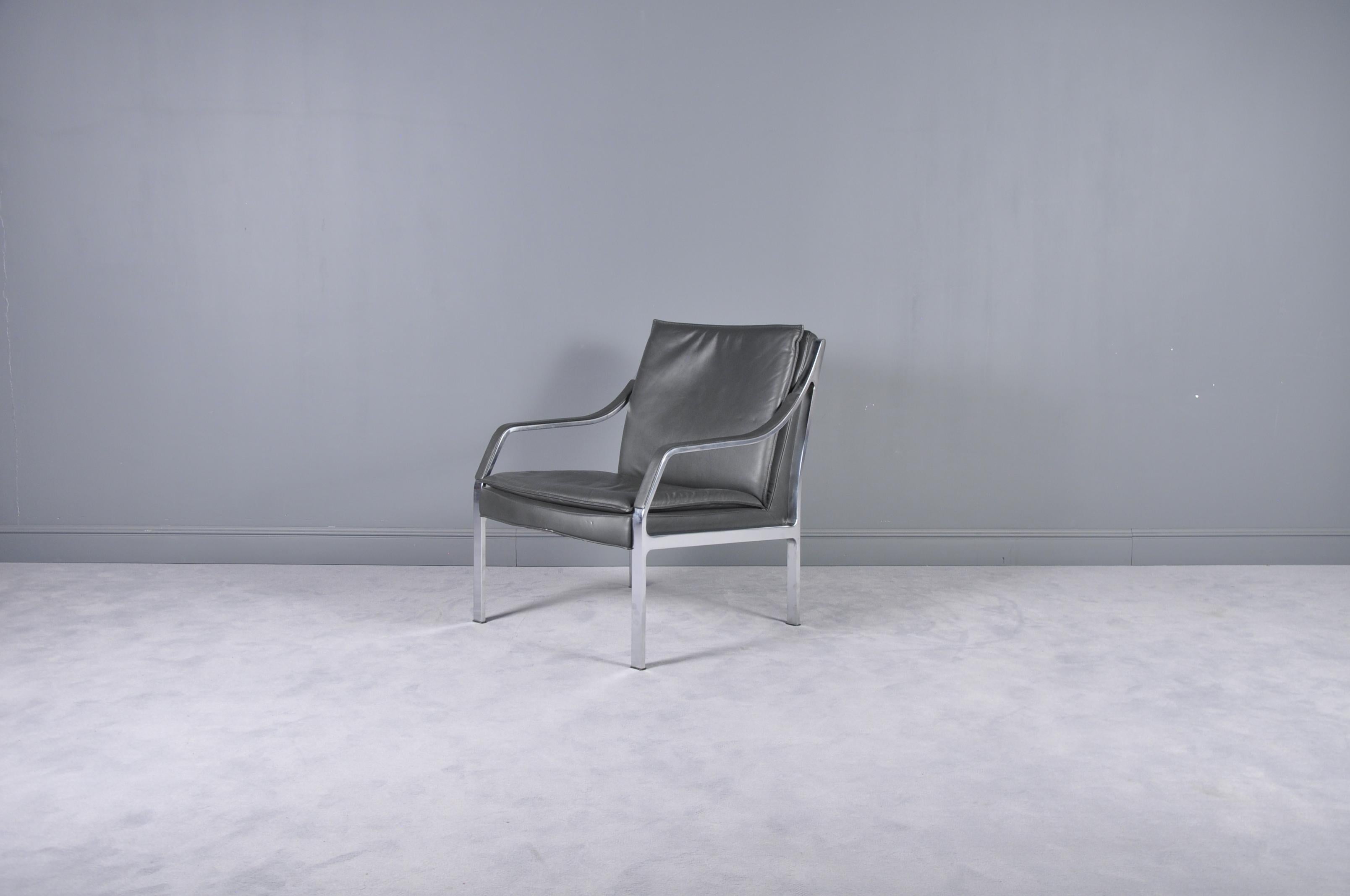 The art collection chair is a comfortable design Classic with a heavy brushed stainless steel frame and grey leather upholstery. This cantilever chair was designed by Rudolf Bernd Glatzel in the 1980s for Walter Knoll as part of the art