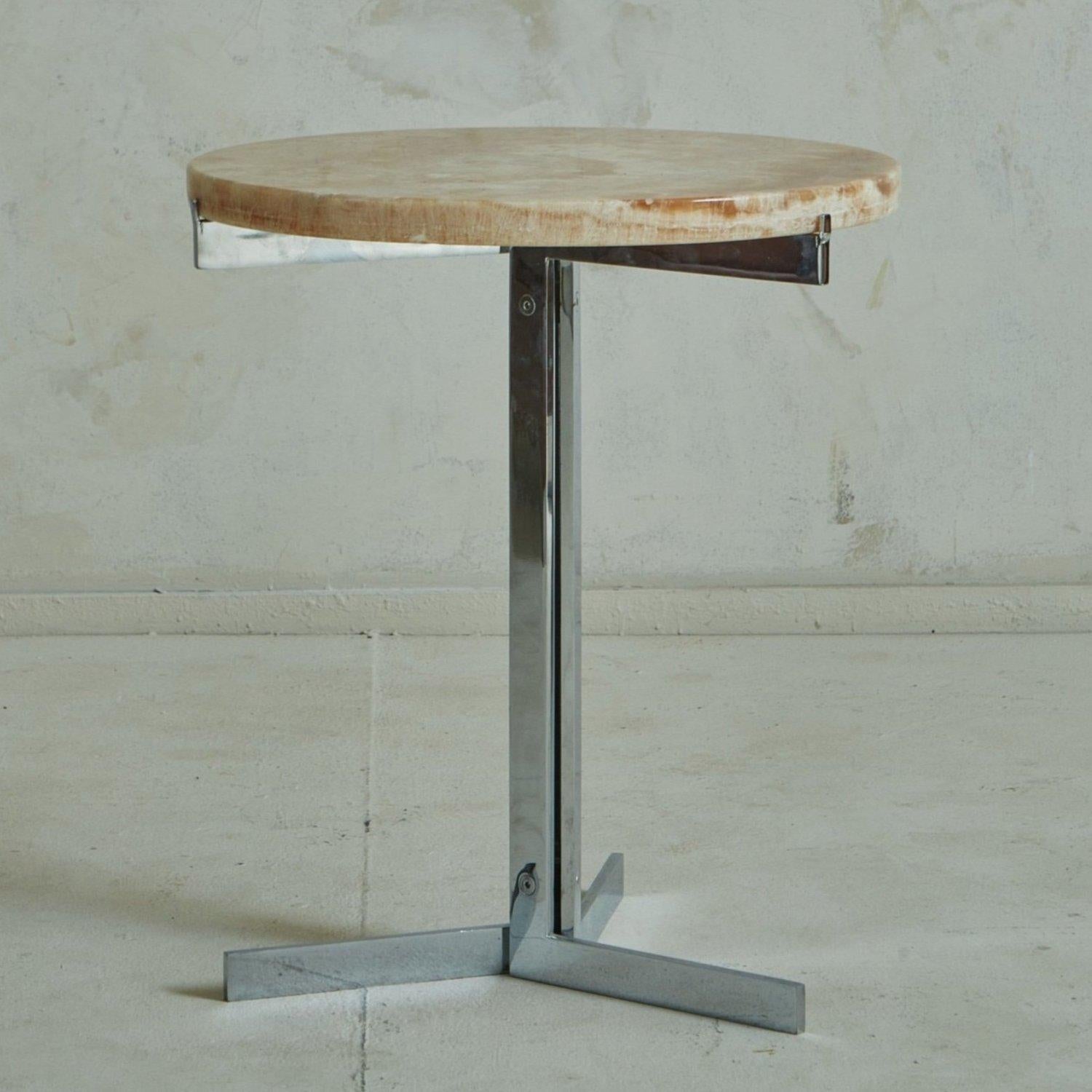 A 1970s Swiss ‘Alpha’ side table by Hans Eichenberger for Stendig. This table has a polished chromed steel tripod pedestal base. It features a round onyx table top with stunning veining in a range of salmon and cream hues. Unmarked. Switzerland,