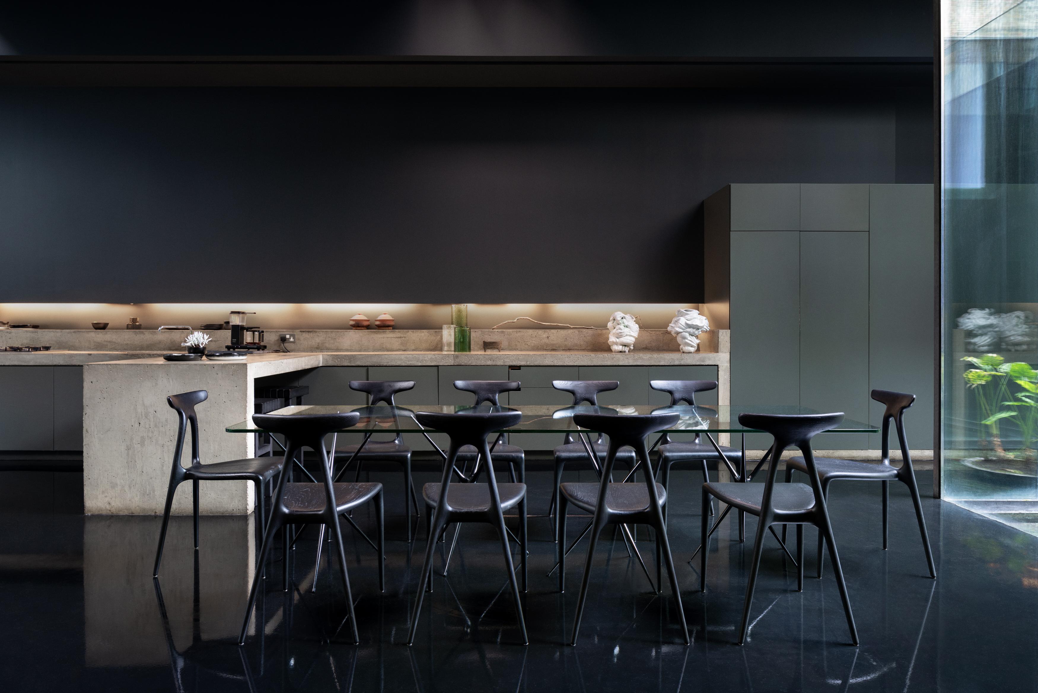 Chaise de salle à manger contemporaine empilable Alpha en chêne ébénisé massif par Made in Ratio en vente 6