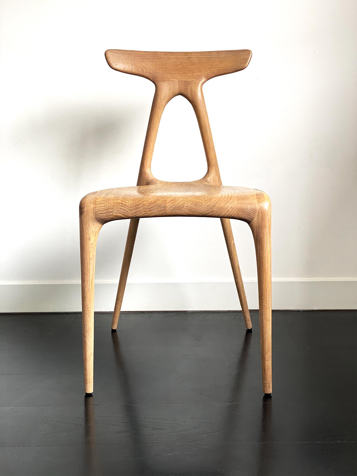 Minimaliste Chaise de salle à manger contemporaine empilable Alpha en chêne massif par Made in Ratio en vente
