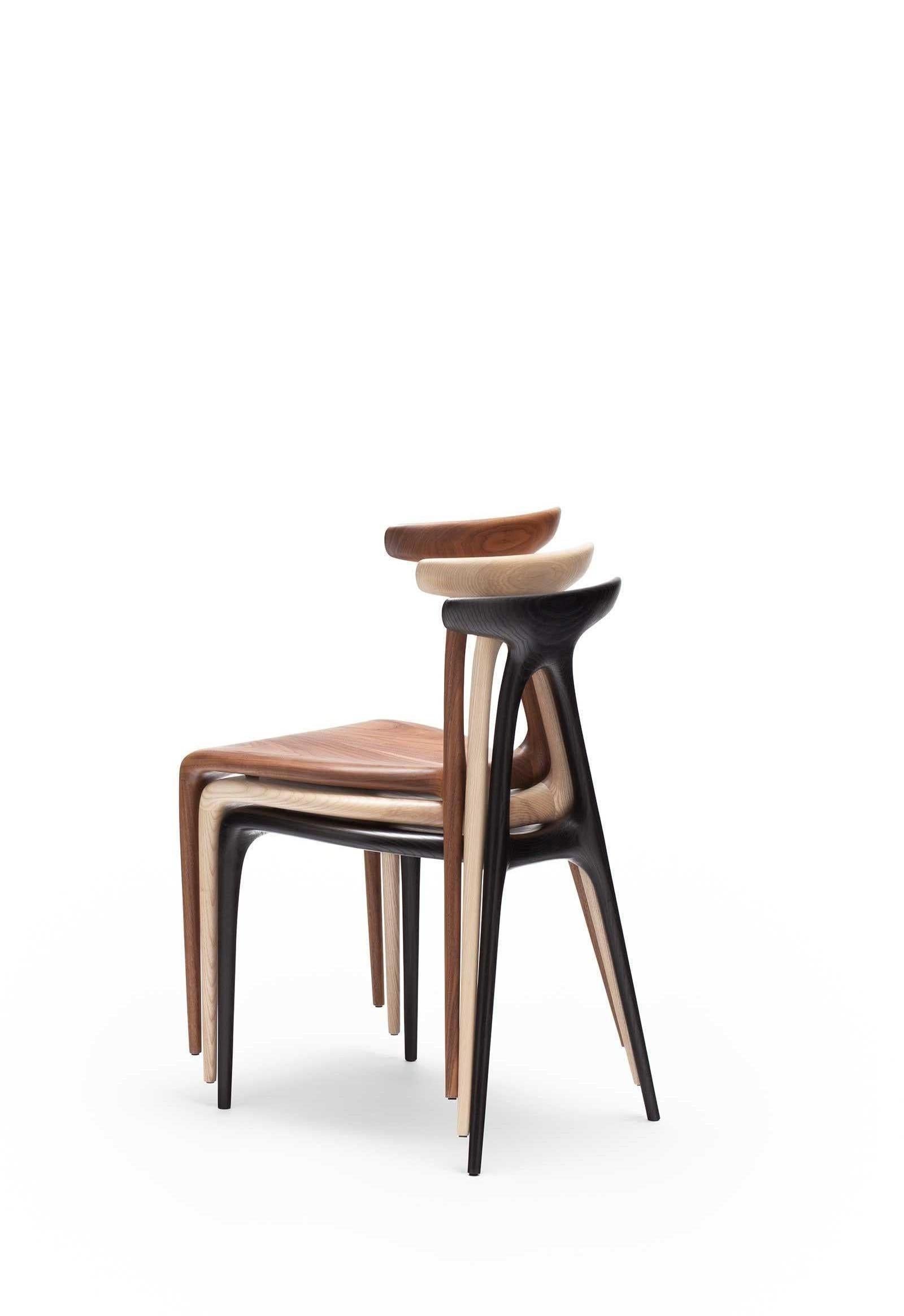 Britannique Chaise de salle à manger contemporaine empilable Alpha en chêne massif par Made in Ratio en vente