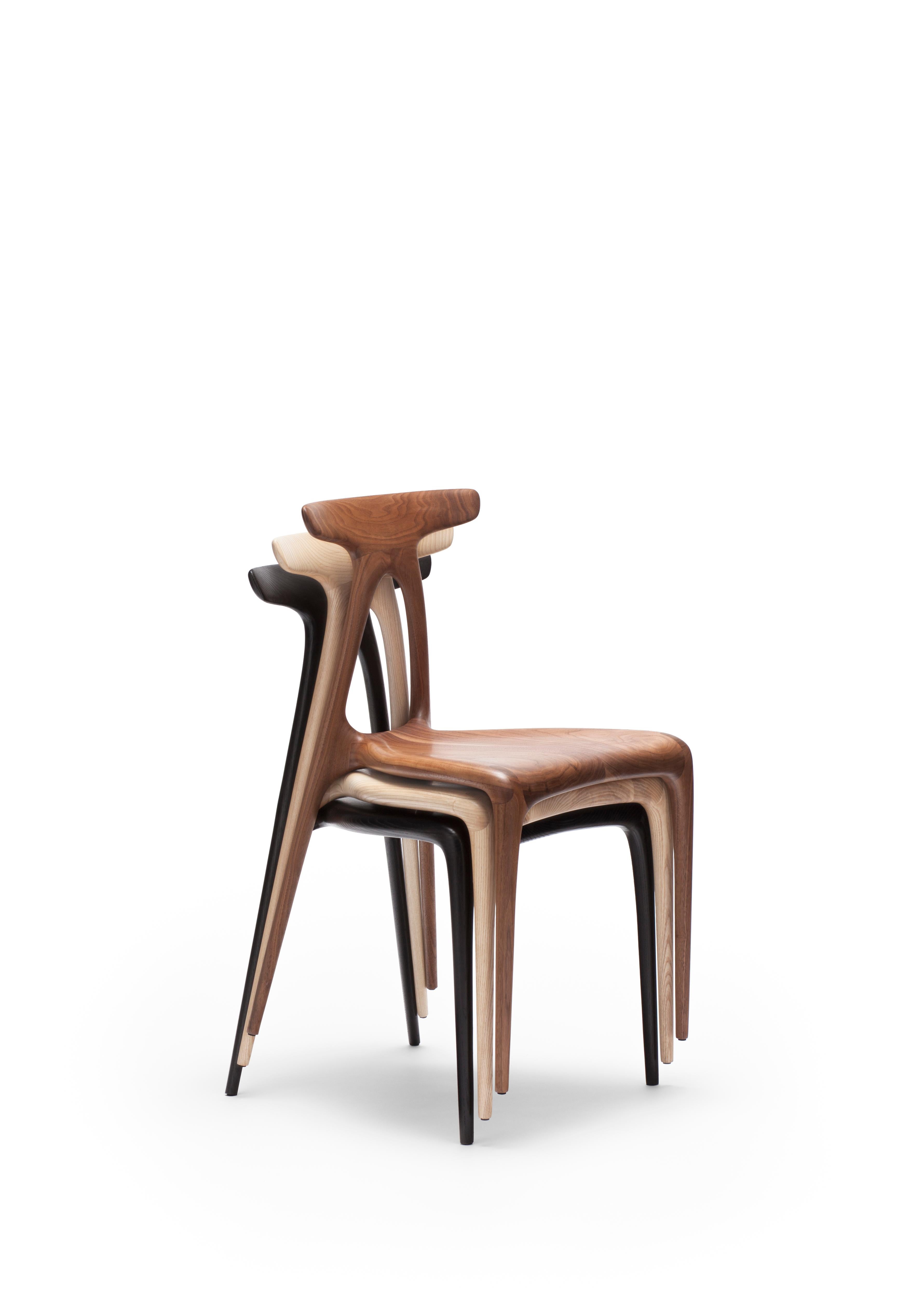 Ébénisé Chaise de salle à manger contemporaine empilable Alpha en chêne massif par Made in Ratio en vente