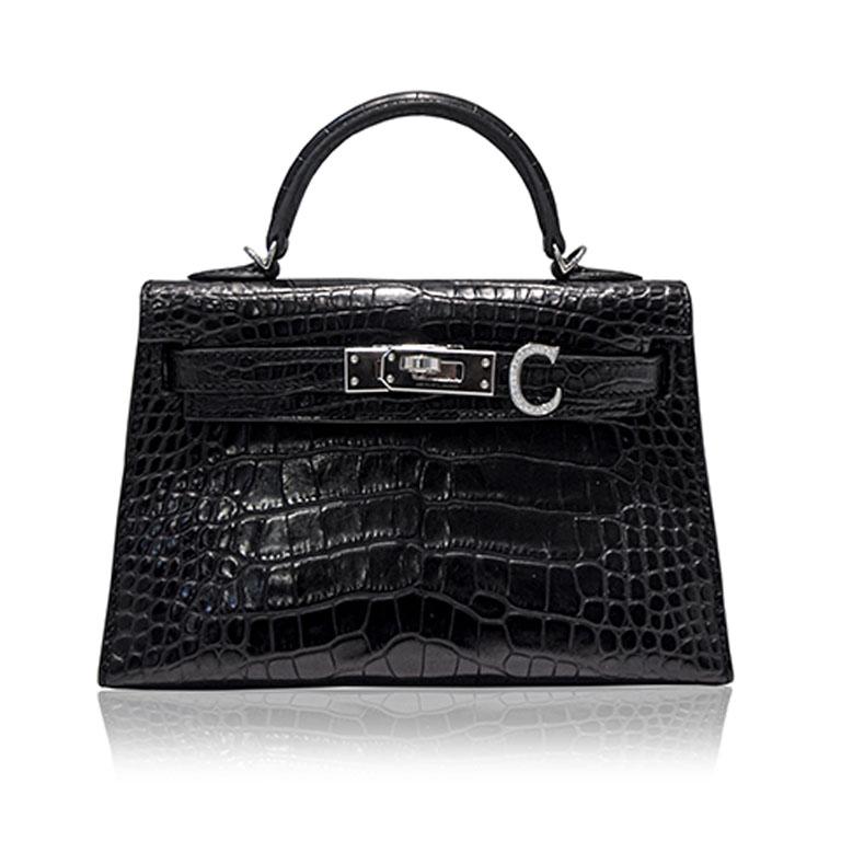 Alphabet Bag Bijoux en or 18 carats avec diamants naturels par Ashna Mehta

Rehaussez votre collection d'accessoires de luxe avec notre sac Alphabet Bijoux signé Ashna Mehta, une pièce polyvalente en or 18 carats ornée de diamants naturels