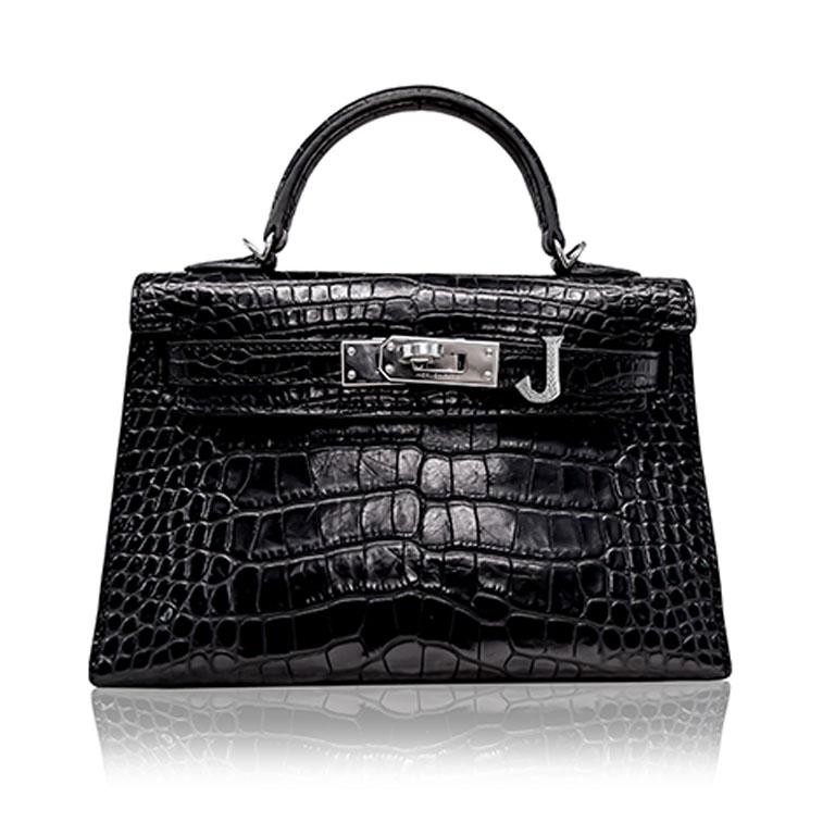 Alphabet Bag Bijoux en or 18 carats avec diamants naturels par Ashna Mehta

Rehaussez votre collection d'accessoires de luxe avec notre sac Alphabet Bijoux signé Ashna Mehta, une pièce polyvalente en or 18 carats ornée de diamants naturels