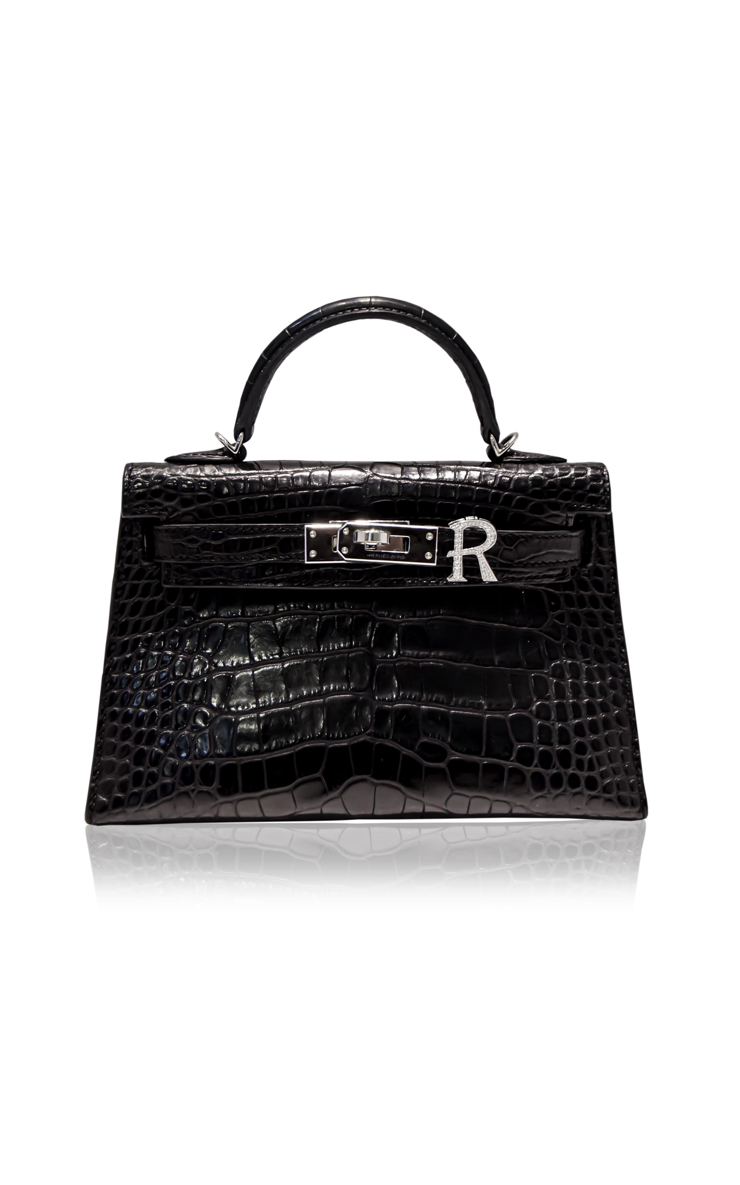 Borsa Bijoux Alfabeto in oro 18 carati con diamanti naturali di Ashna Mehta

Eleva la tua collezione di accessori di lusso con la nostra firma Ashna Mehta Alphabet Bag Bijoux, un pezzo versatile realizzato in oro 18 carati e impreziosito da diamanti
