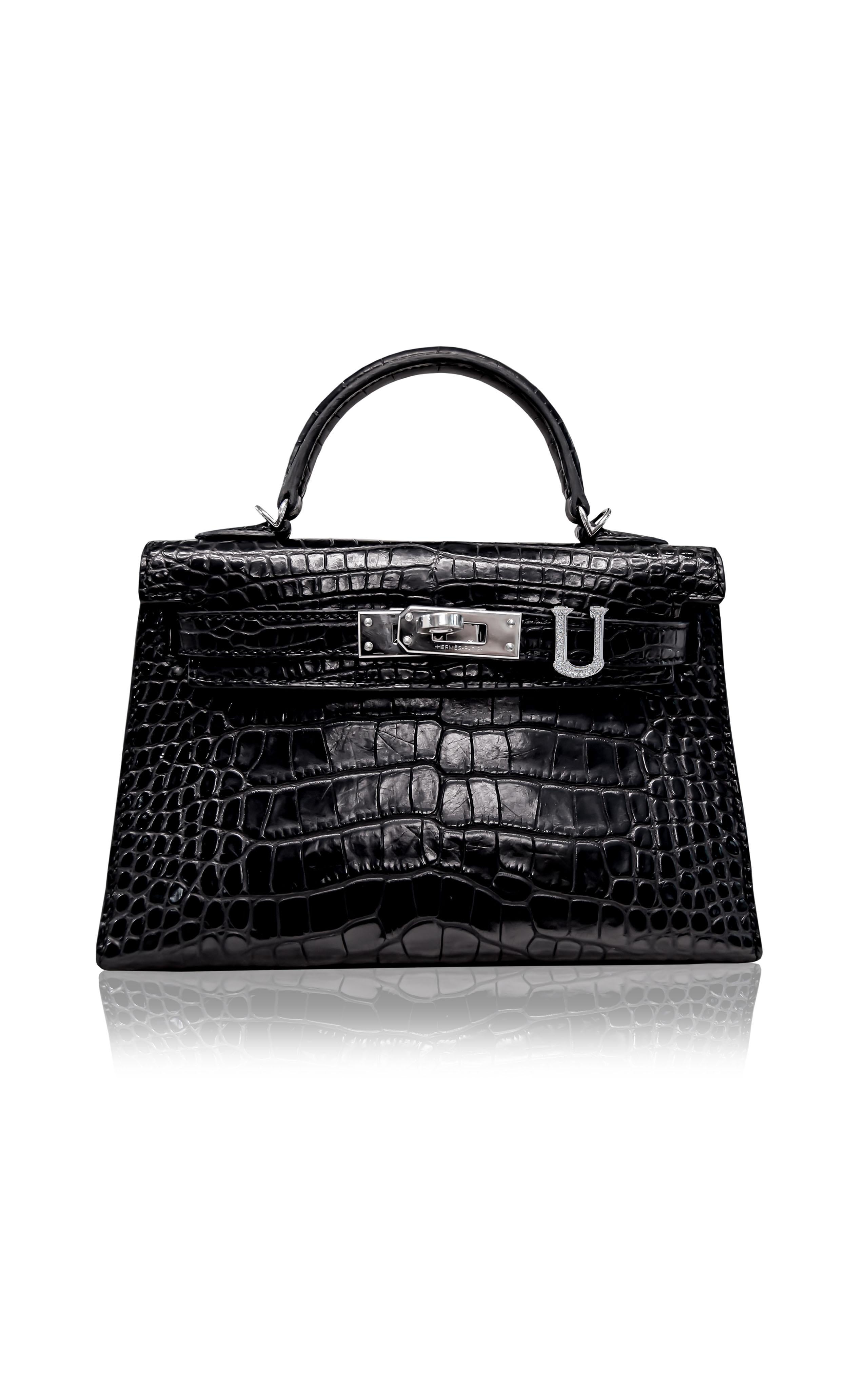 Alphabet Bag Bijoux en or 18 carats avec diamants naturels par Ashna Mehta

Rehaussez votre collection d'accessoires de luxe avec notre sac Alphabet Bijoux signé Ashna Mehta, une pièce polyvalente en or 18 carats ornée de diamants naturels