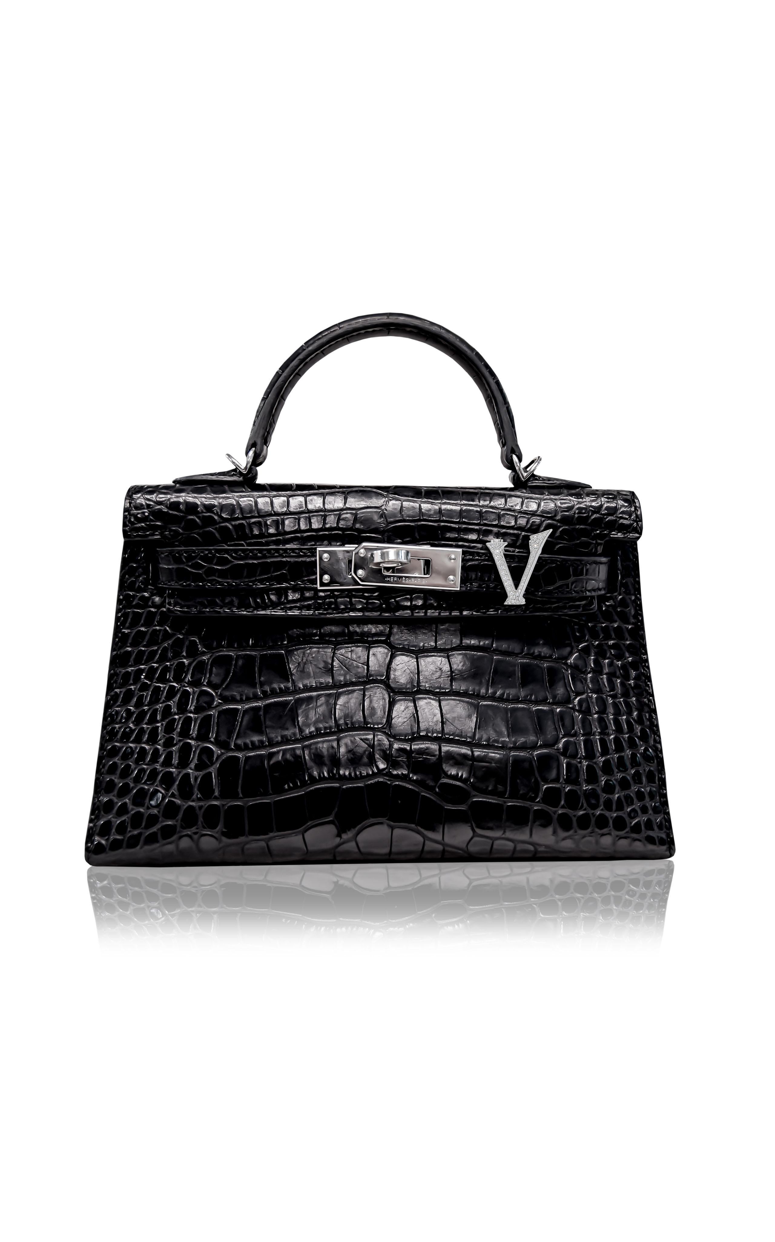 Alphabet Bag Bijoux en or 18 carats avec diamants naturels par Ashna Mehta

Rehaussez votre collection d'accessoires de luxe avec notre sac Alphabet Bijoux signé Ashna Mehta, une pièce polyvalente en or 18 carats ornée de diamants naturels