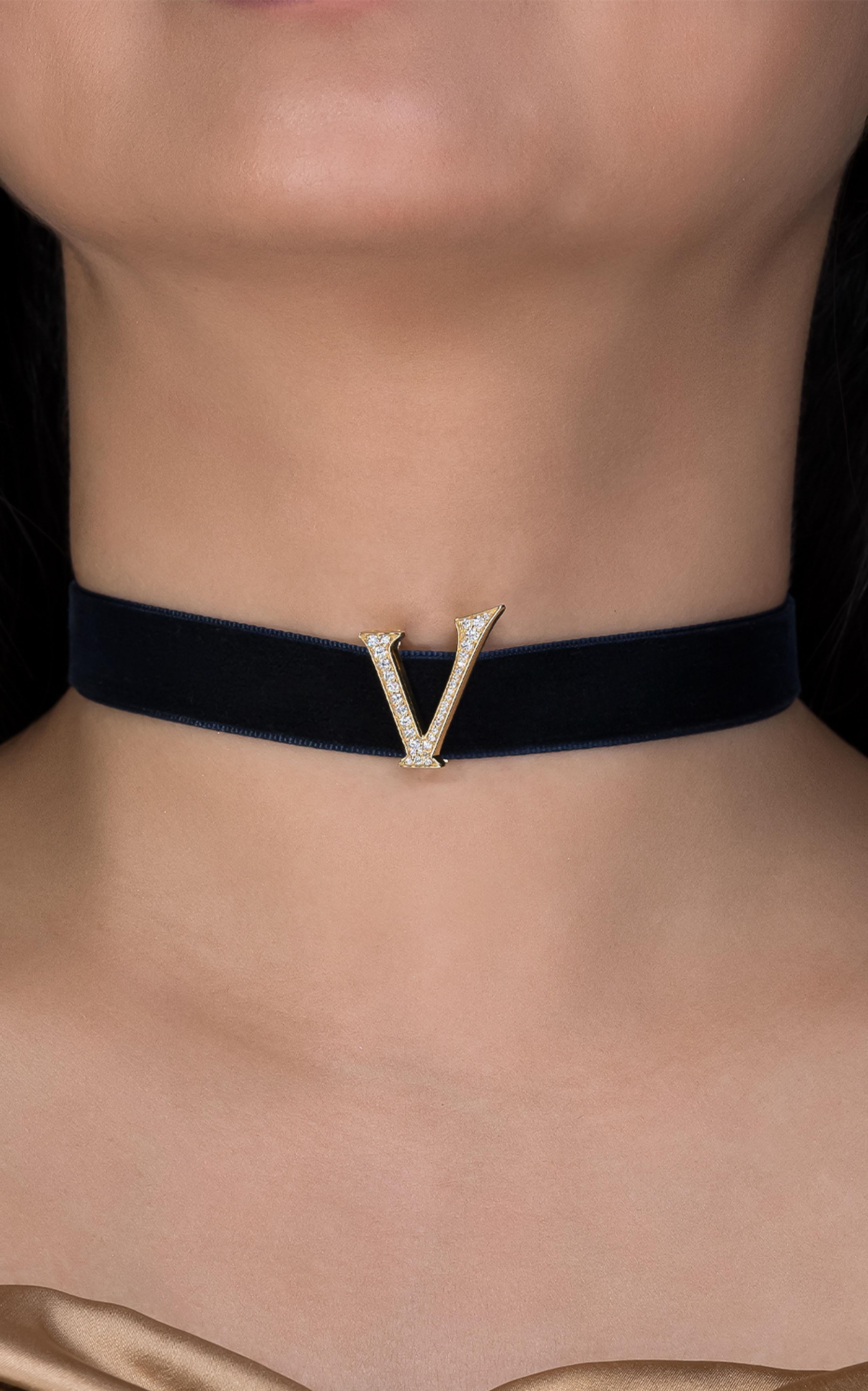 Alphabet 'V' Bag Bijoux avec diamants naturels Neuf - En vente à Dubai, AE