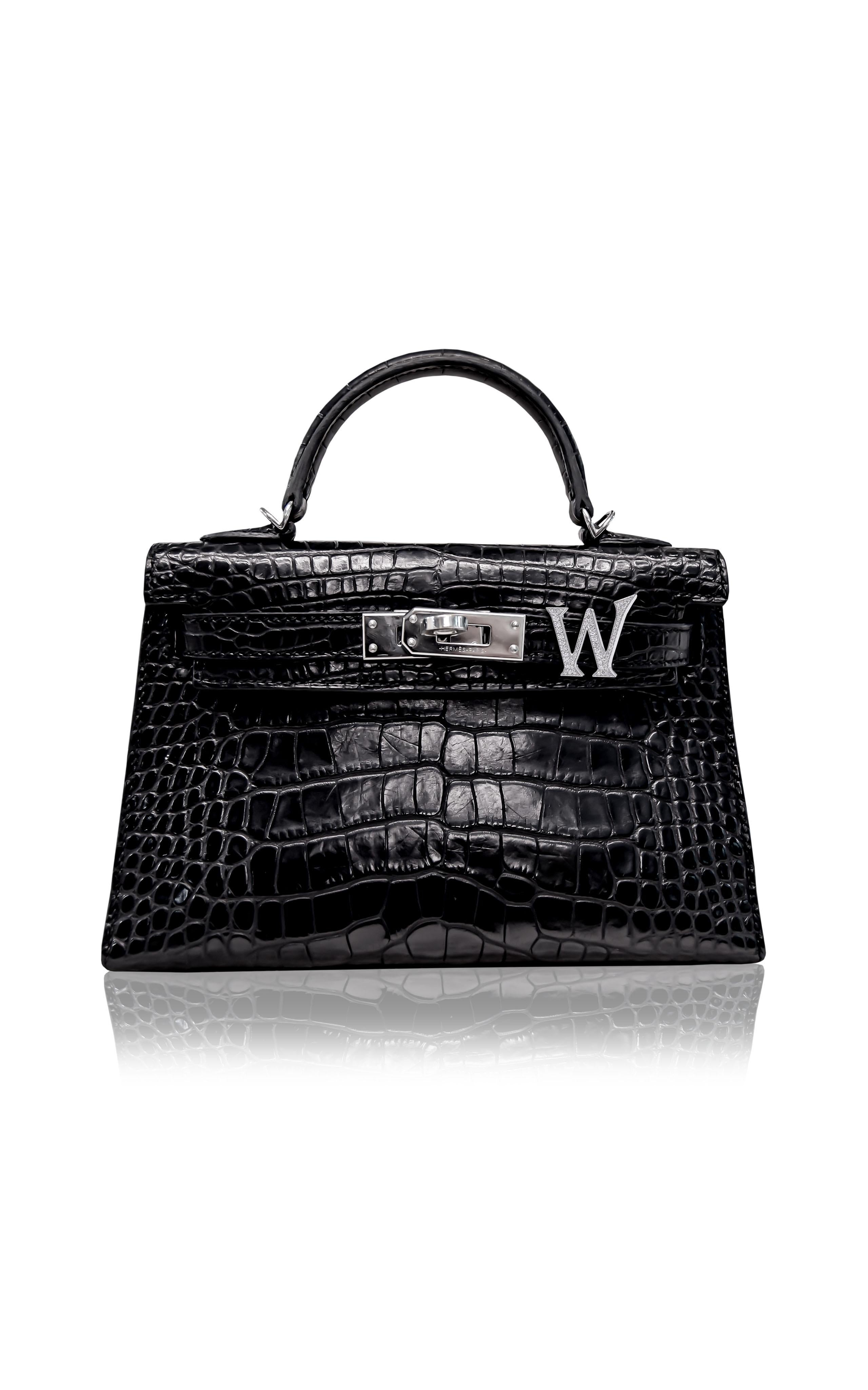 Bolsa alfabeto Bijoux de oro de 18 quilates con diamantes naturales de Ashna Mehta

Eleva tu colección de accesorios de lujo con nuestro emblemático bolso alfabético Ashna Mehta Bijoux, una pieza versátil elaborada en oro de 18 quilates y adornada