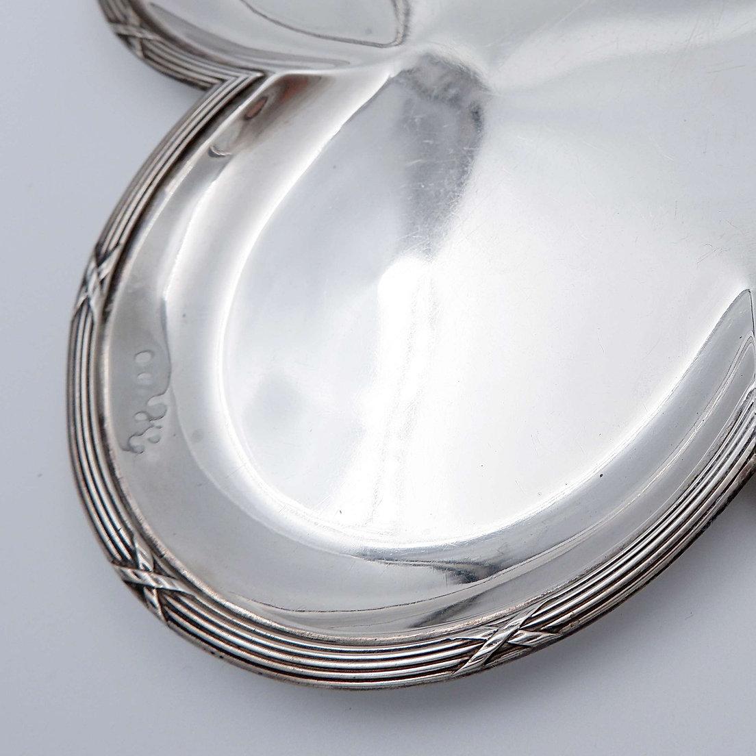Alphonse Debain, maestro orfebre en París (1883-1911) - Bandeja trébol de plata siglo XIX en venta