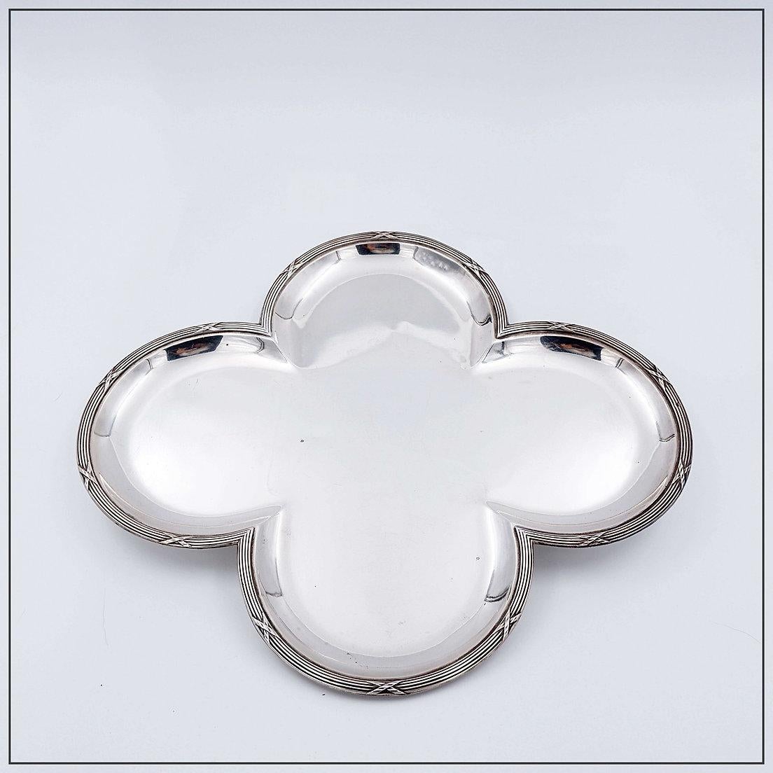Alphonse Debain, maestro orfebre en París (1883-1911) - Bandeja trébol de plata en venta 1