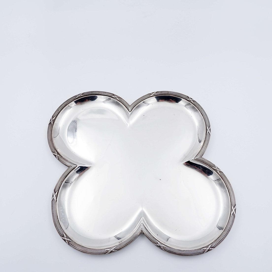Alphonse Debain, maestro orfebre en París (1883-1911) - Bandeja trébol de plata en venta 2