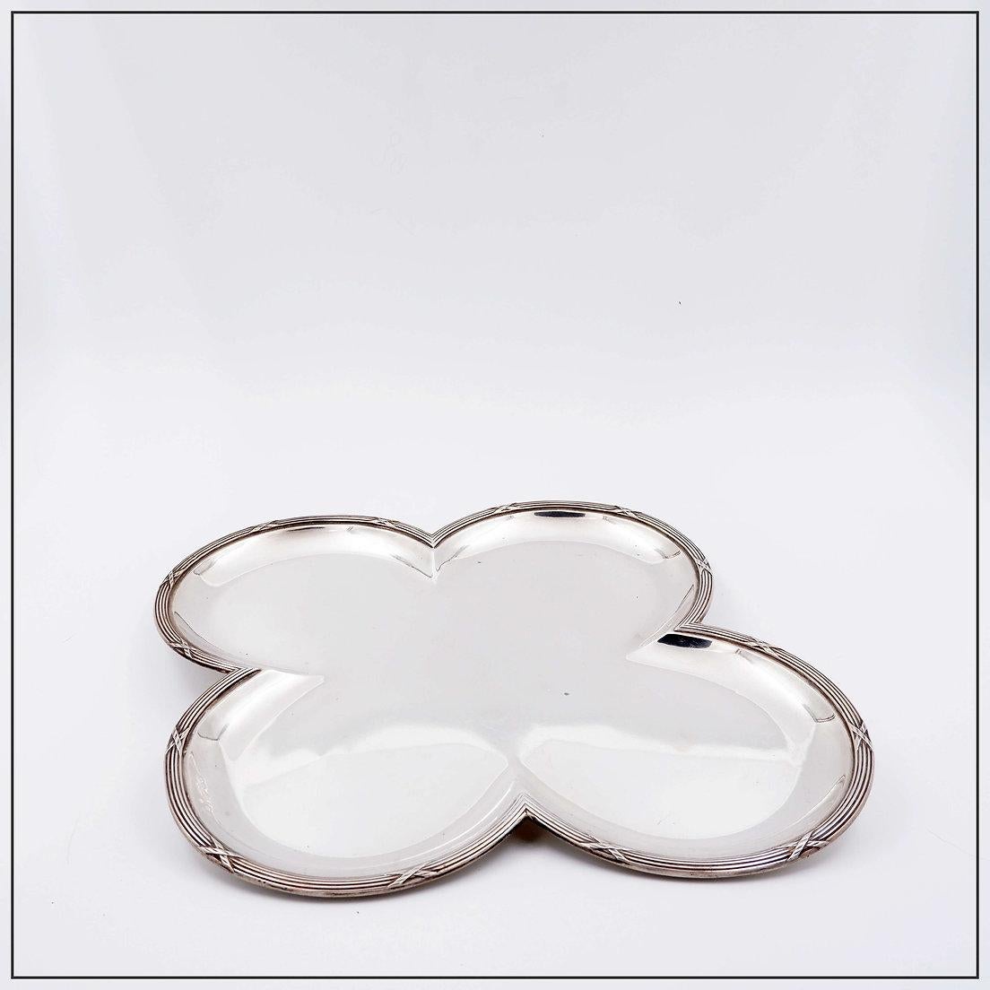 Alphonse Debain, maestro orfebre en París (1883-1911) - Bandeja trébol de plata en venta 3