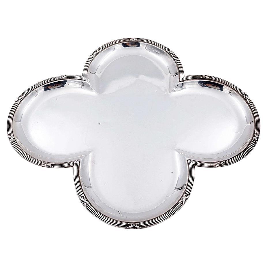 Alphonse Debain, maestro orfebre en París (1883-1911) - Bandeja trébol de plata en venta