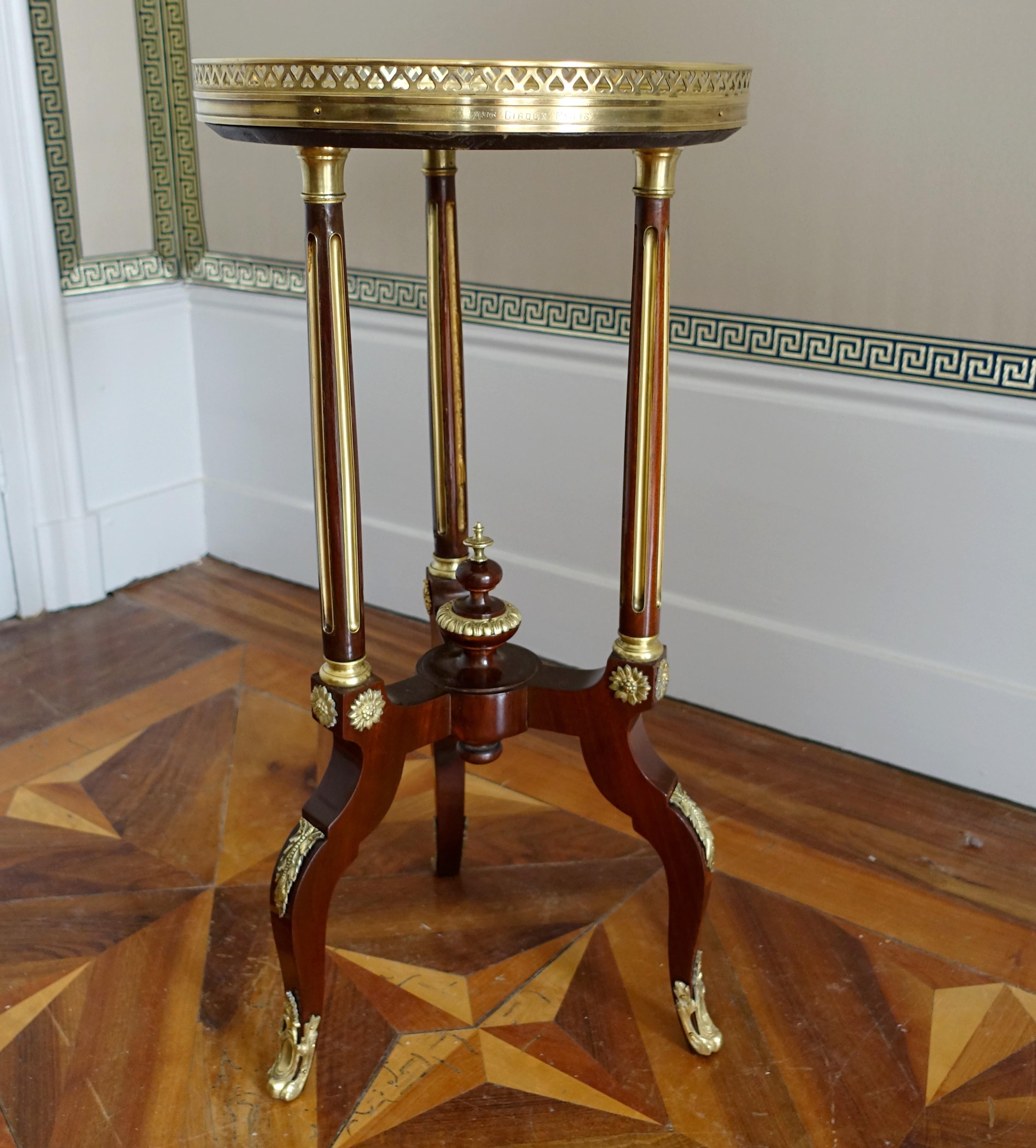Un beau guéridon de style Louis XVI en acajou, bronze et laiton, d'époque Napoléon III (19ème siècle vers 1860) par Alphonse Giroux, signé (Maison Giroux Paris).
Meuble sophistiqué à placer dans un salon chic comme table d'appoint ou support pour
