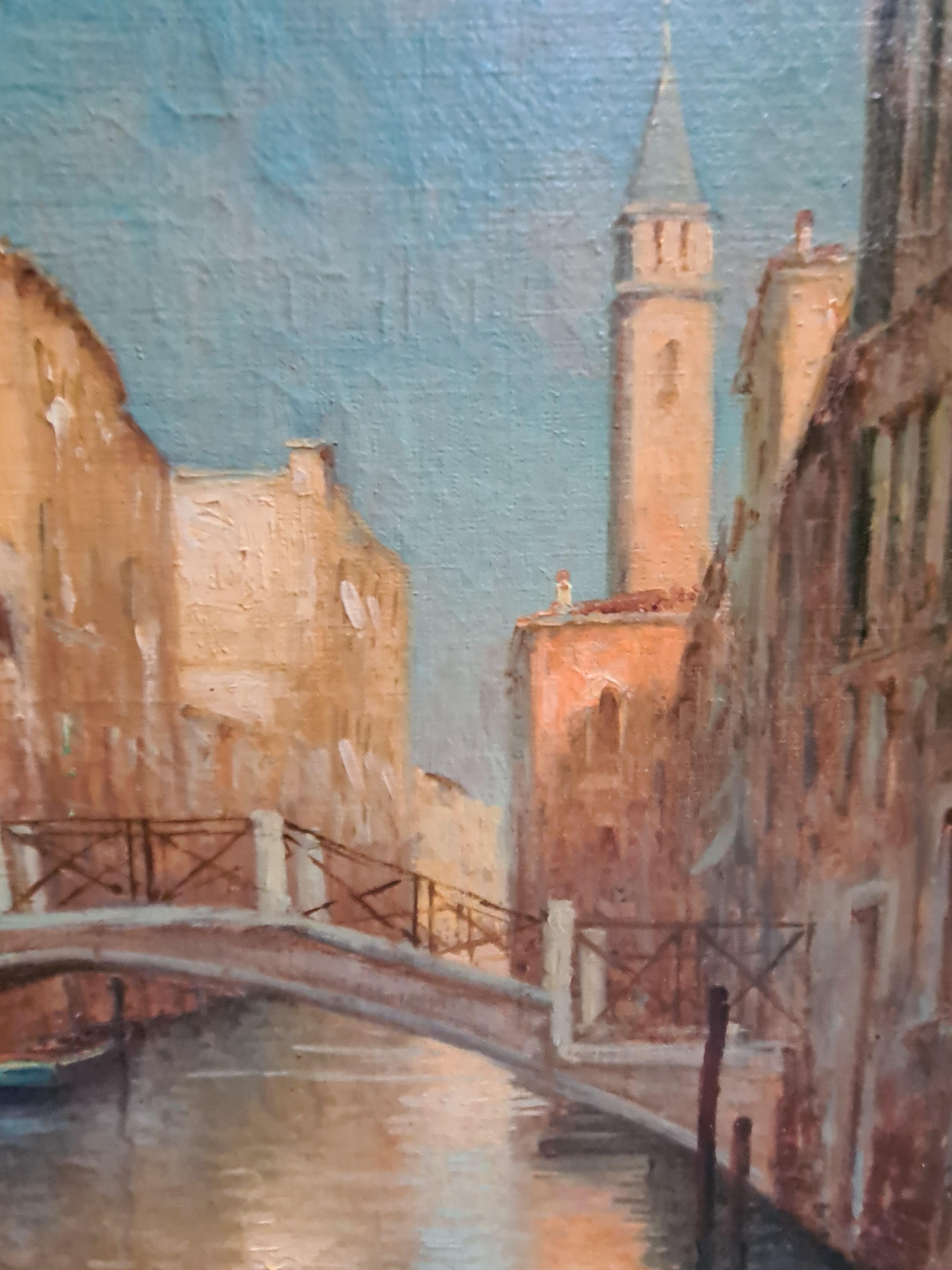 Vista al óleo sobre lienzo de principios del siglo XX de una escena de un canal veneciano, obra del artista francés Alphonse Lecoz. El cuadro está firmado abajo a la derecha y titulado en el bastidor trasero. Presentado en marco de madera patinada y