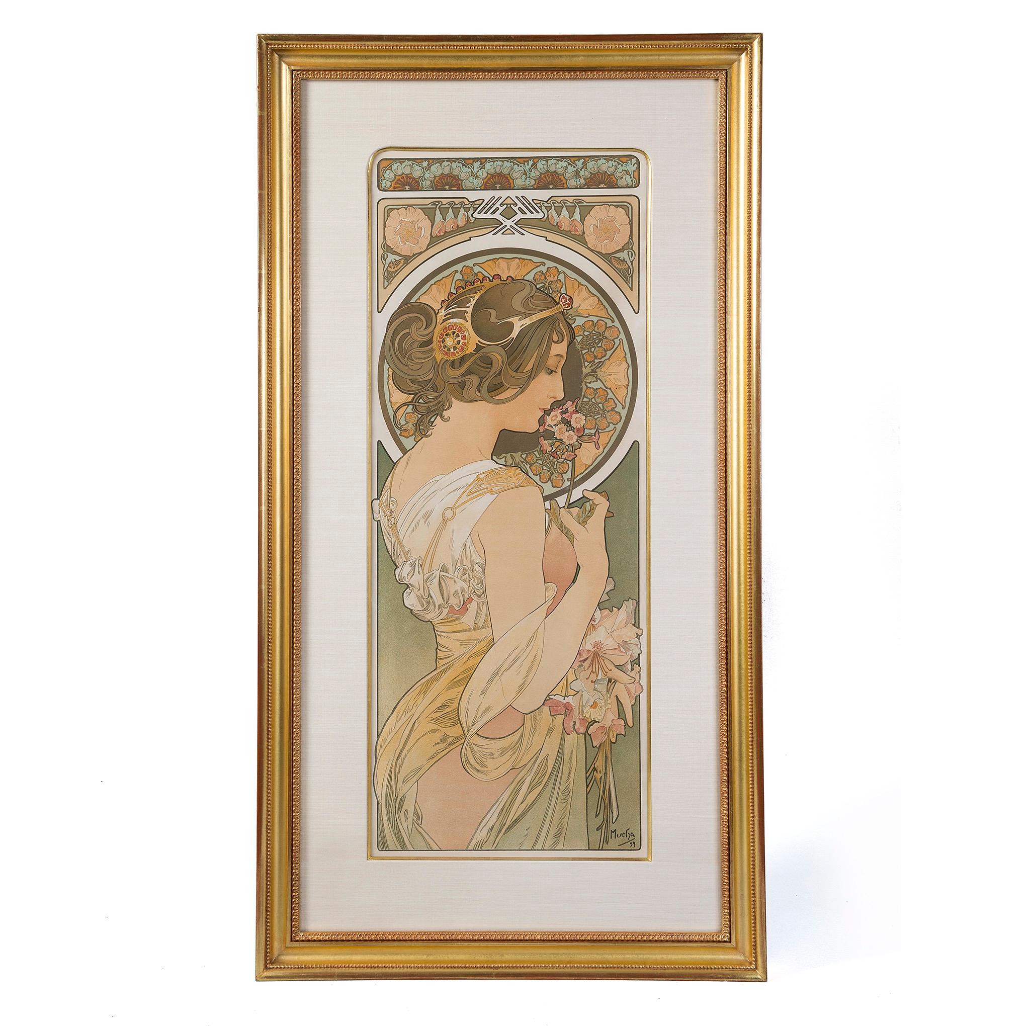 Muchas Primrose-Plakat ist ein wahres Design-Meisterwerk, das ein reiches Zusammenspiel von botanischen und historischen Elementen zeigt. Die obere Bordüre zeigt Schlafmohn, die zweite ist mit Cobea-Blüten gesäumt, die auch als Tassen- und