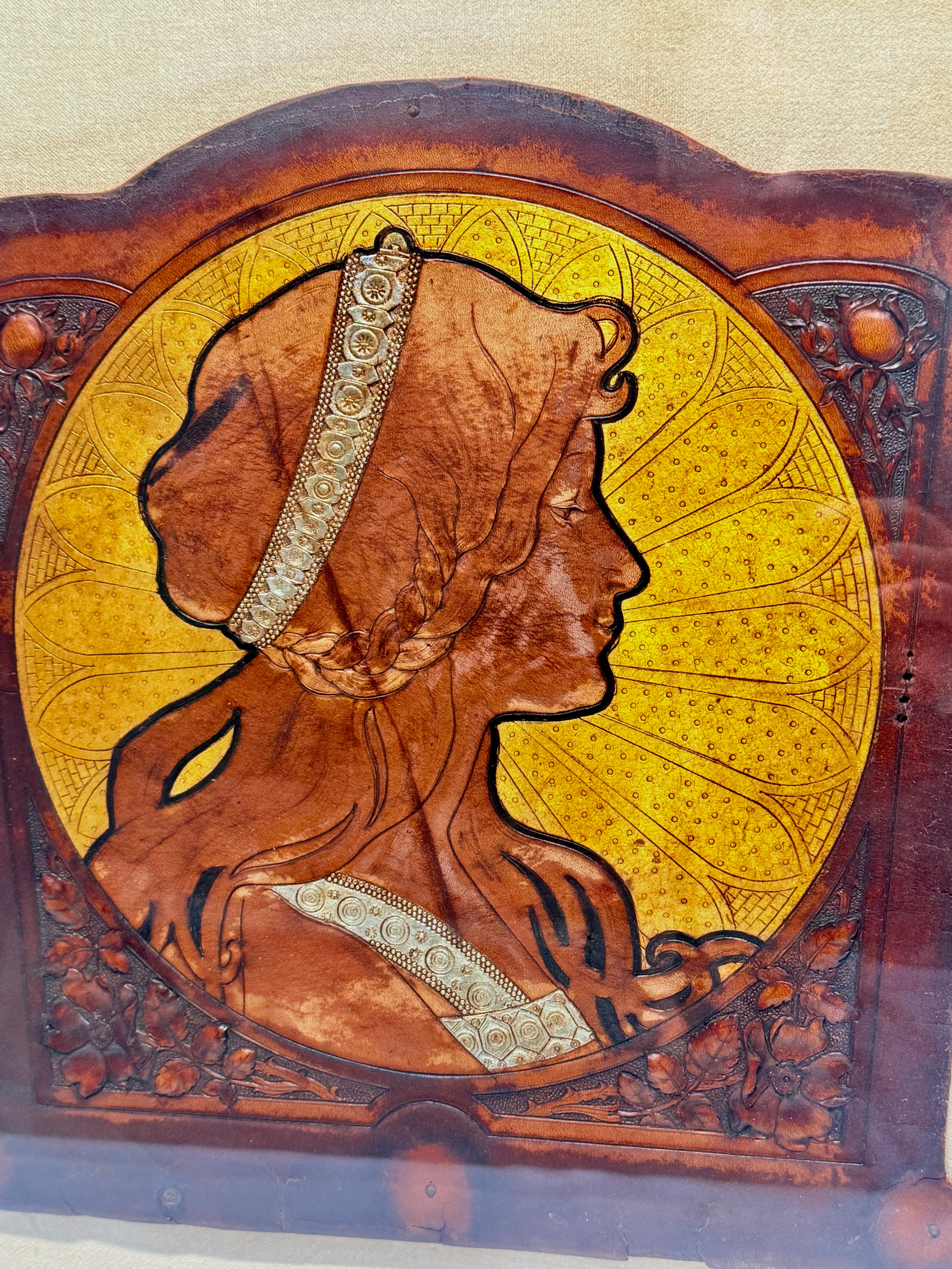 Panel de cuero Art Nouveau de mujer de perfil, estilo Alphonse Mucha, circa 1900 Checo en venta