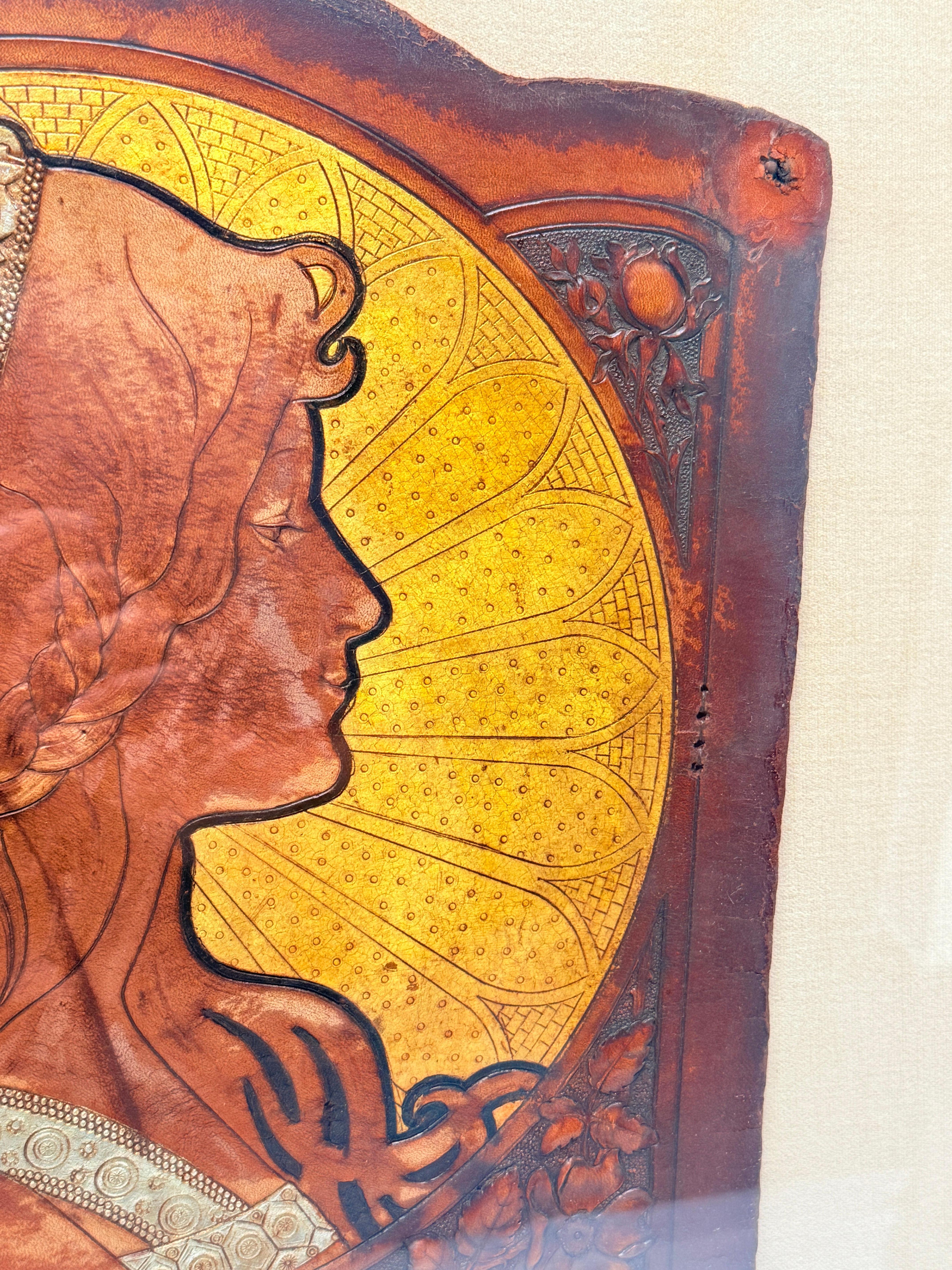 Panel de cuero Art Nouveau de mujer de perfil, estilo Alphonse Mucha, circa 1900 siglo XX en venta