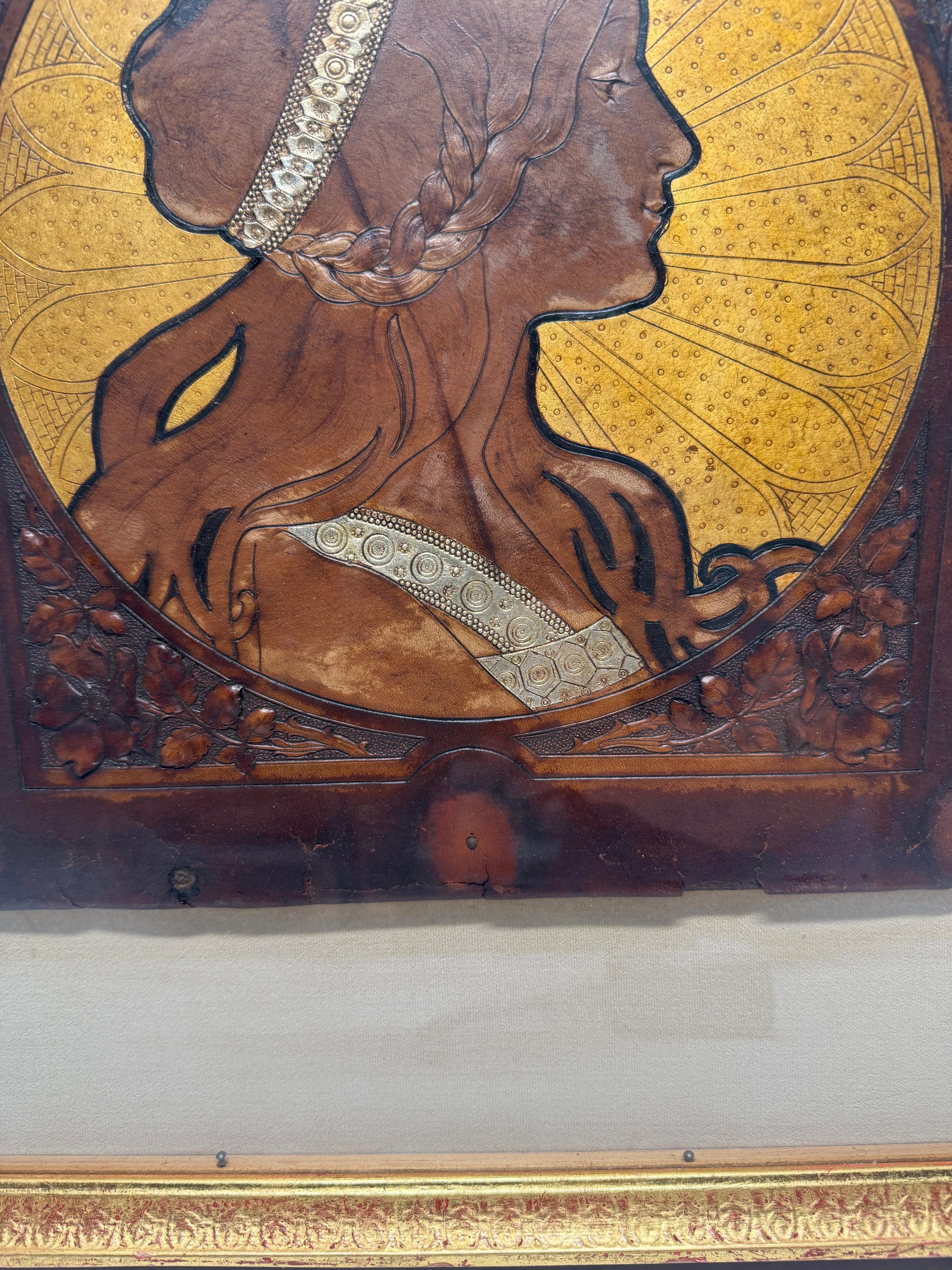Panel de cuero Art Nouveau de mujer de perfil, estilo Alphonse Mucha, circa 1900 en venta 1