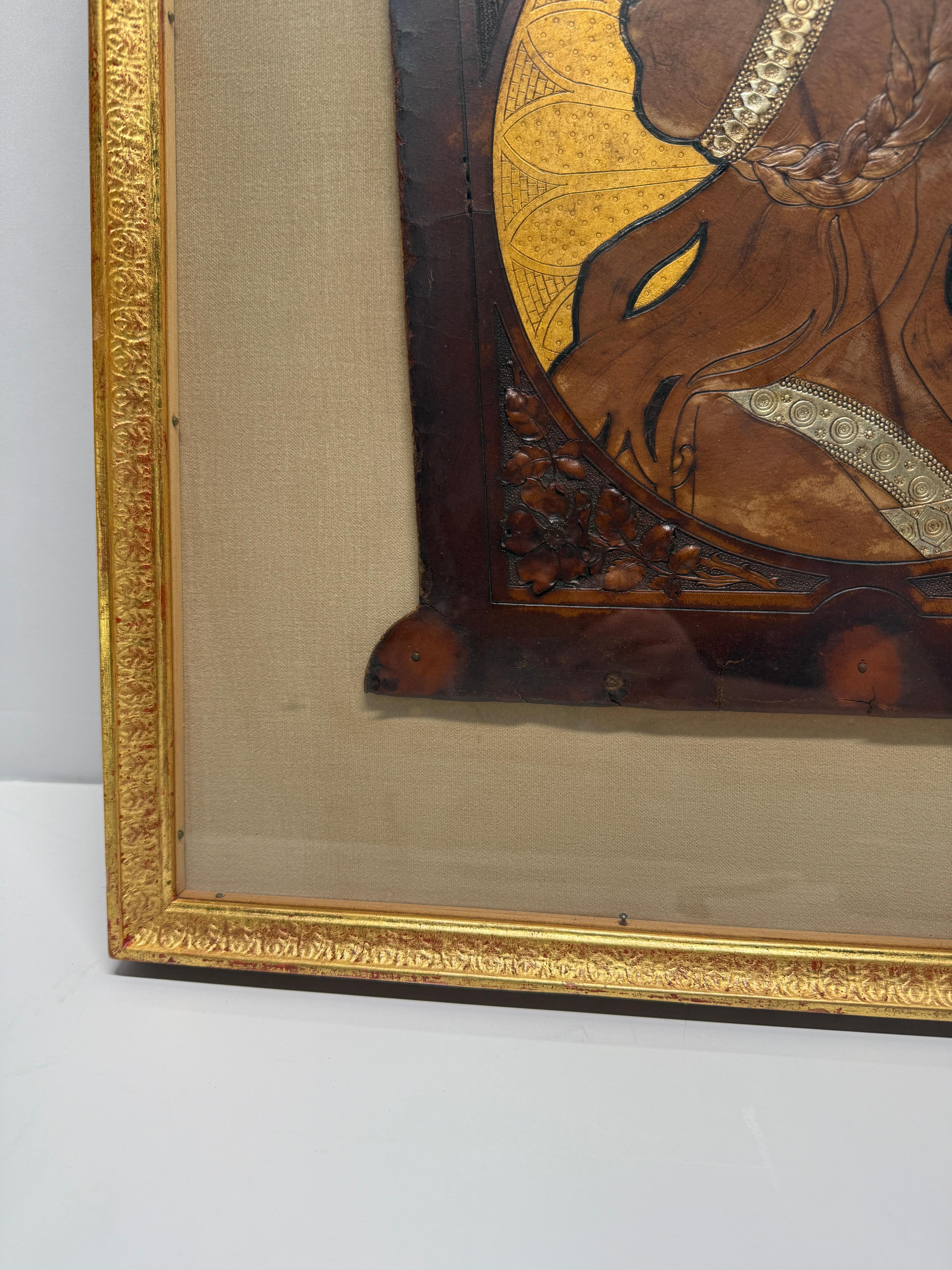 Panel de cuero Art Nouveau de mujer de perfil, estilo Alphonse Mucha, circa 1900 en venta 2