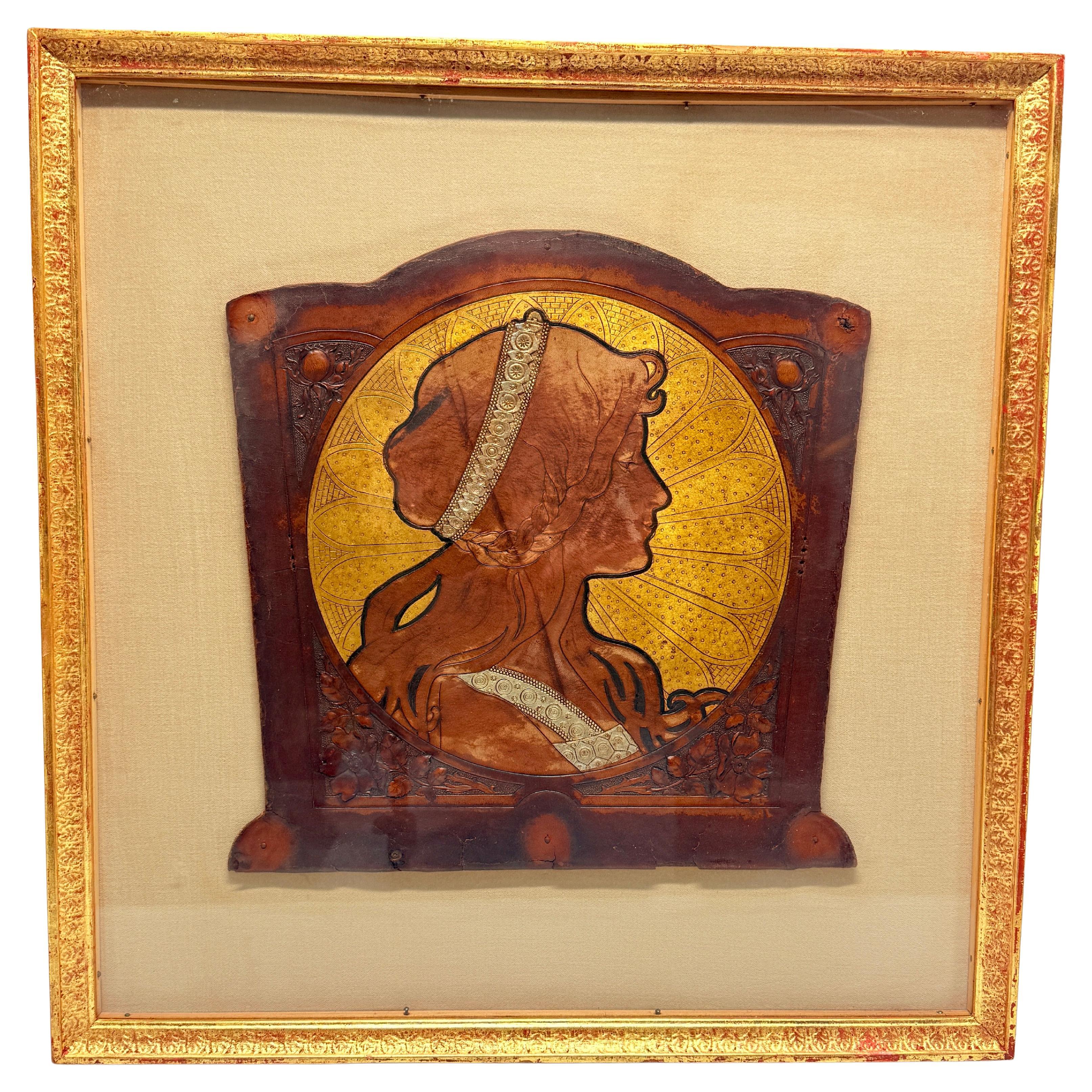 Panel de cuero Art Nouveau de mujer de perfil, estilo Alphonse Mucha, circa 1900 en venta