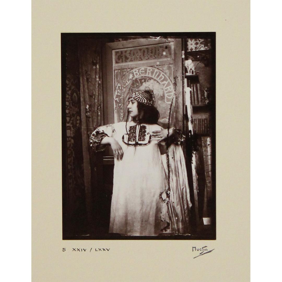 Ce rare portfolio de 1975, Settings & Models, est une extraordinaire suite de dix plaques photographiques d'après Alphonse Mucha, publiée par Academy Editions London et imprimée par Graphics International Limited à Washington DC. Sélectionnées et