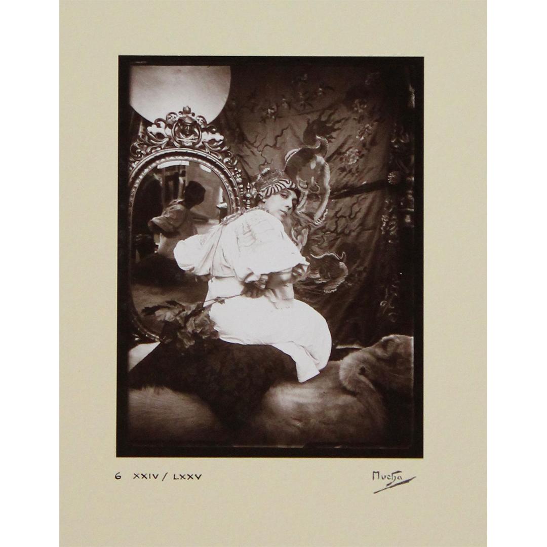 1975 portfolio Settings & Models - suite de dix plaques photographiques d'après Mucha en vente 3
