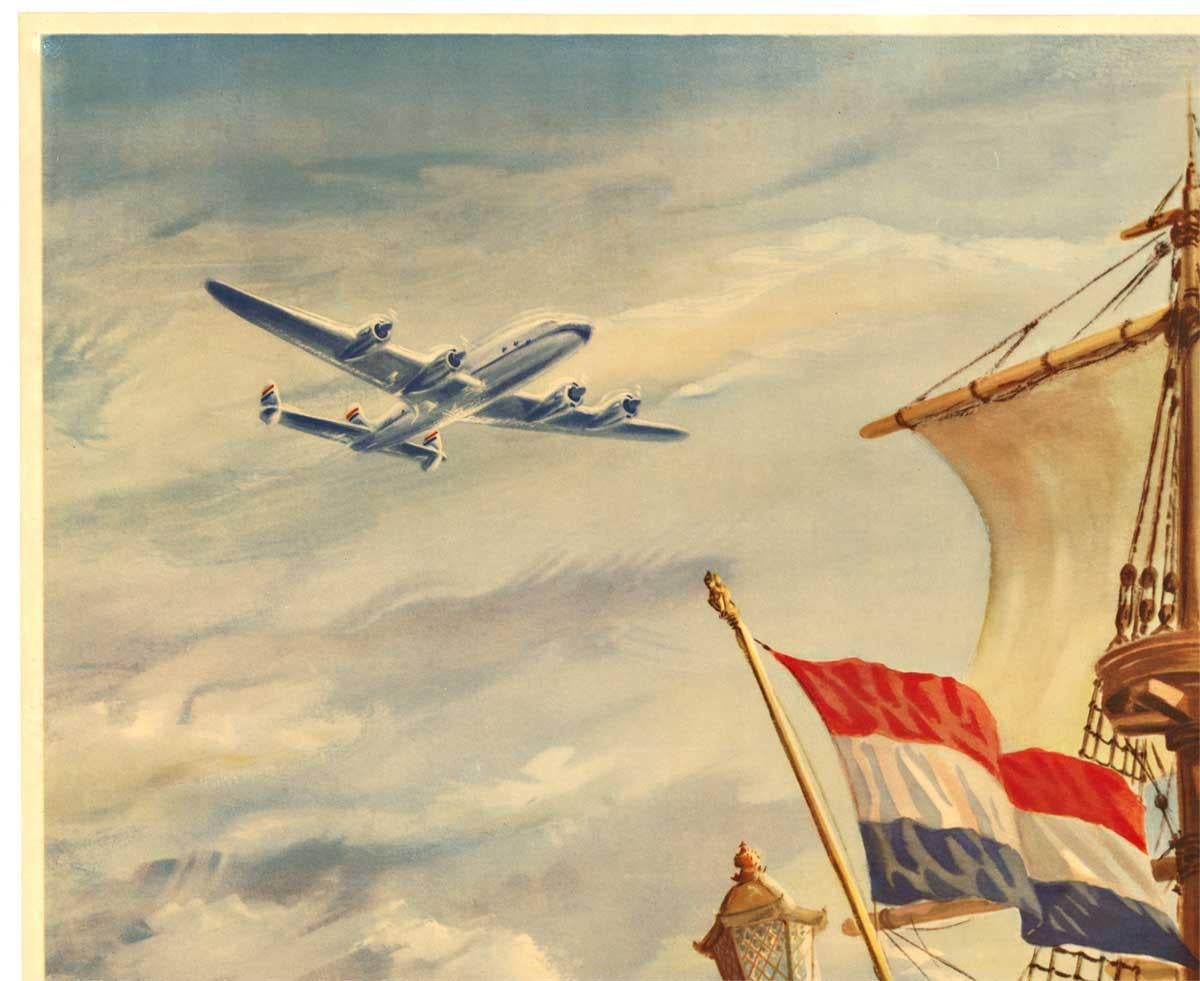 Seltenes Originalplakat für KLM Royal Dutch Airlines.    Bei dieser Version fliegt die Constellation am Himmel hinter einem alten Segelschoner.   Das Schiff ist sehr detailliert und ähnelt den anderen Schonern, die im Laufe der Jahre auf den