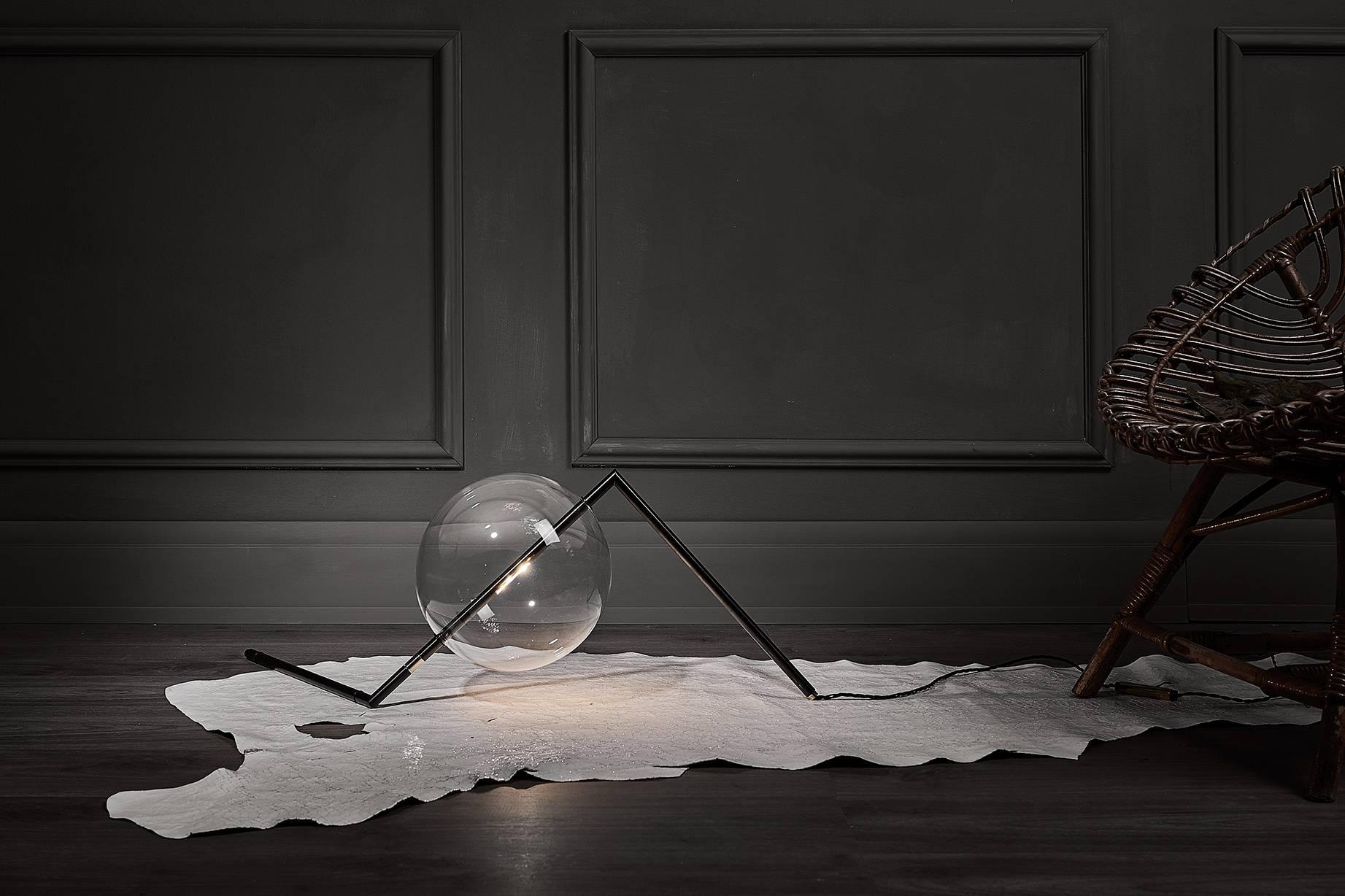 Minimalismo Alpi Black Sculptural Minimalist Floor / Table Lamp Lampada in ottone annerito e vetro soffiato in vendita